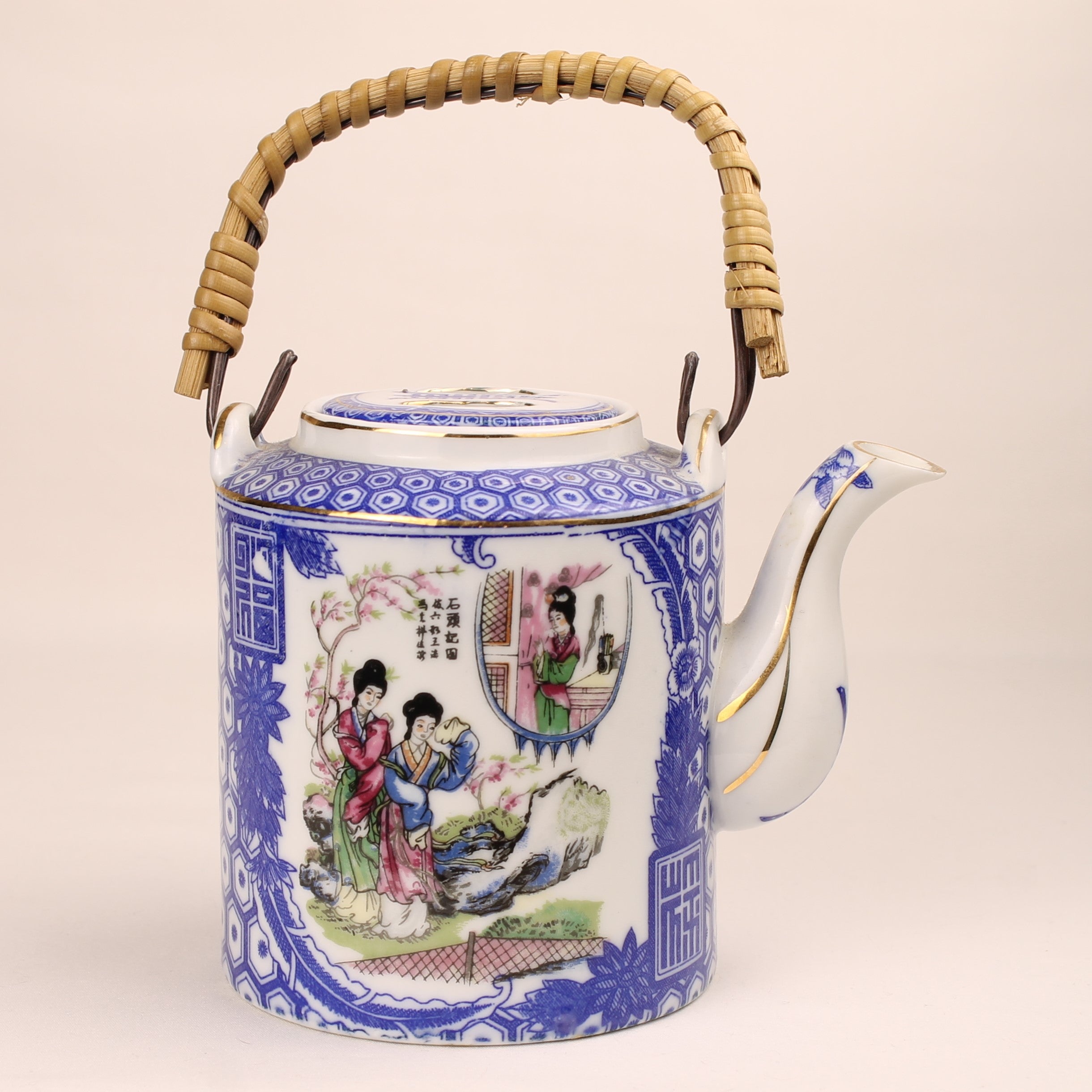 Chinese Theepot met Bamboe Handvat – Blauw Wit & Polychroom Decor ca. 1970
