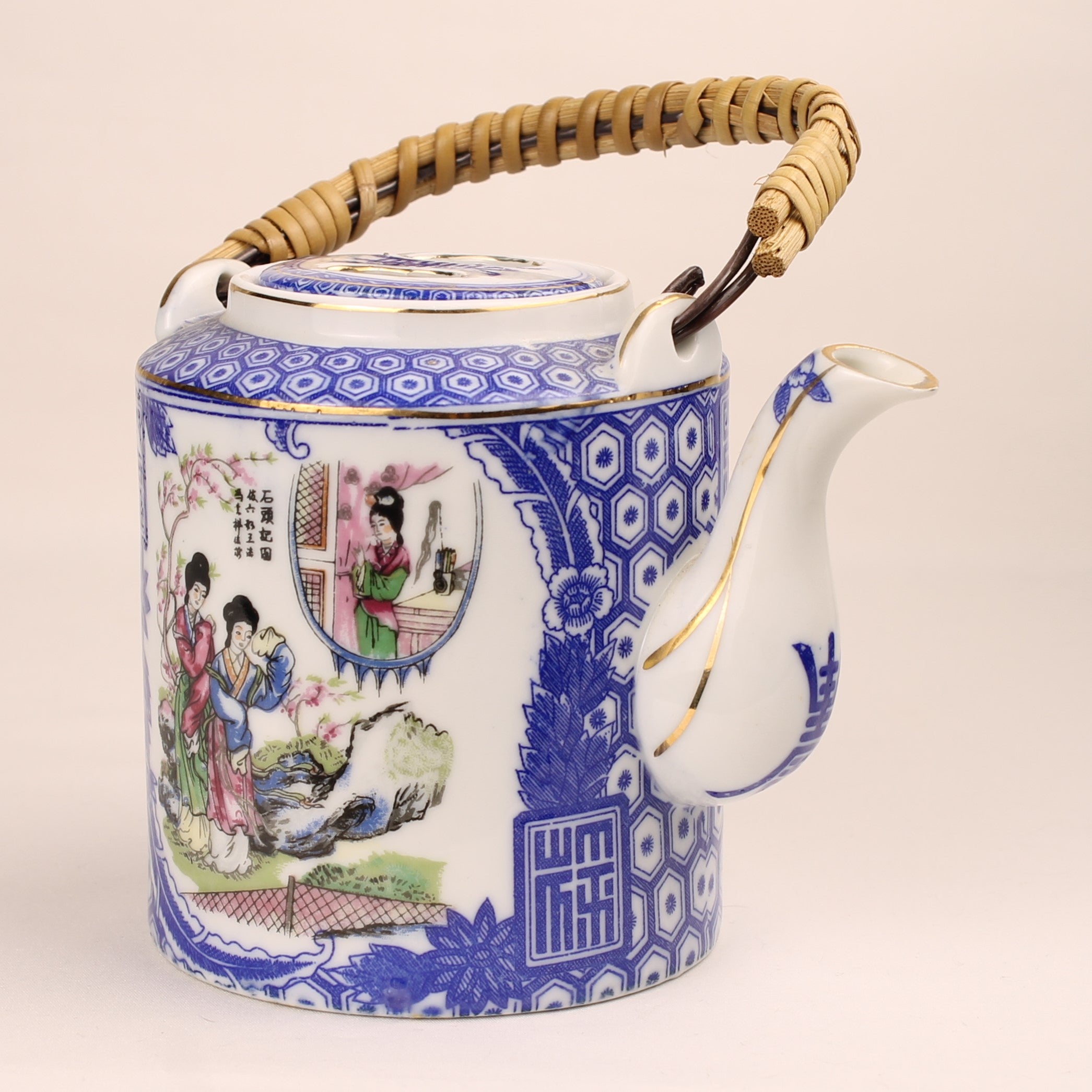 Chinese Theepot met Bamboe Handvat – Blauw Wit & Polychroom Decor ca. 1970