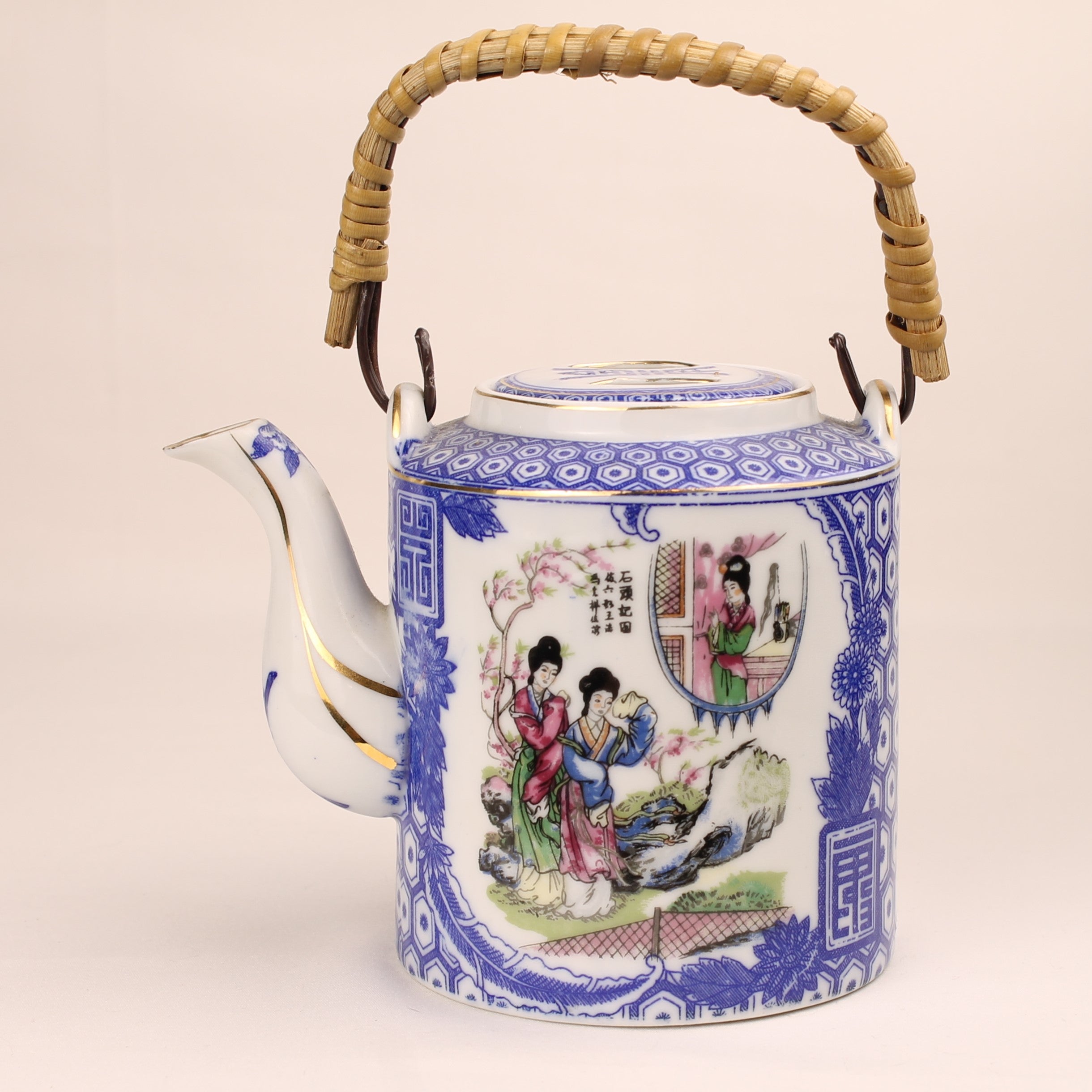 Chinese Theepot met Bamboe Handvat – Blauw Wit & Polychroom Decor ca. 1970