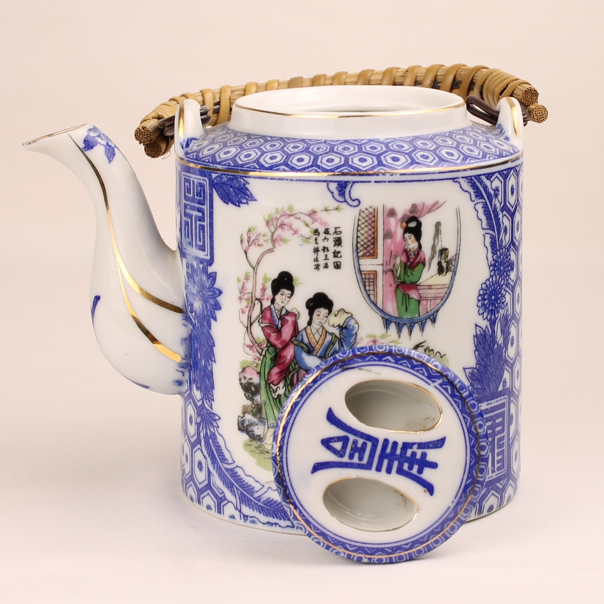Chinese Theepot met Bamboe Handvat – Blauw Wit & Polychroom Decor ca. 1970