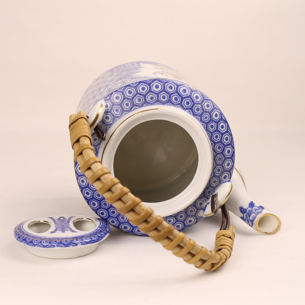 Chinese Theepot met Bamboe Handvat – Blauw Wit & Polychroom Decor ca. 1970