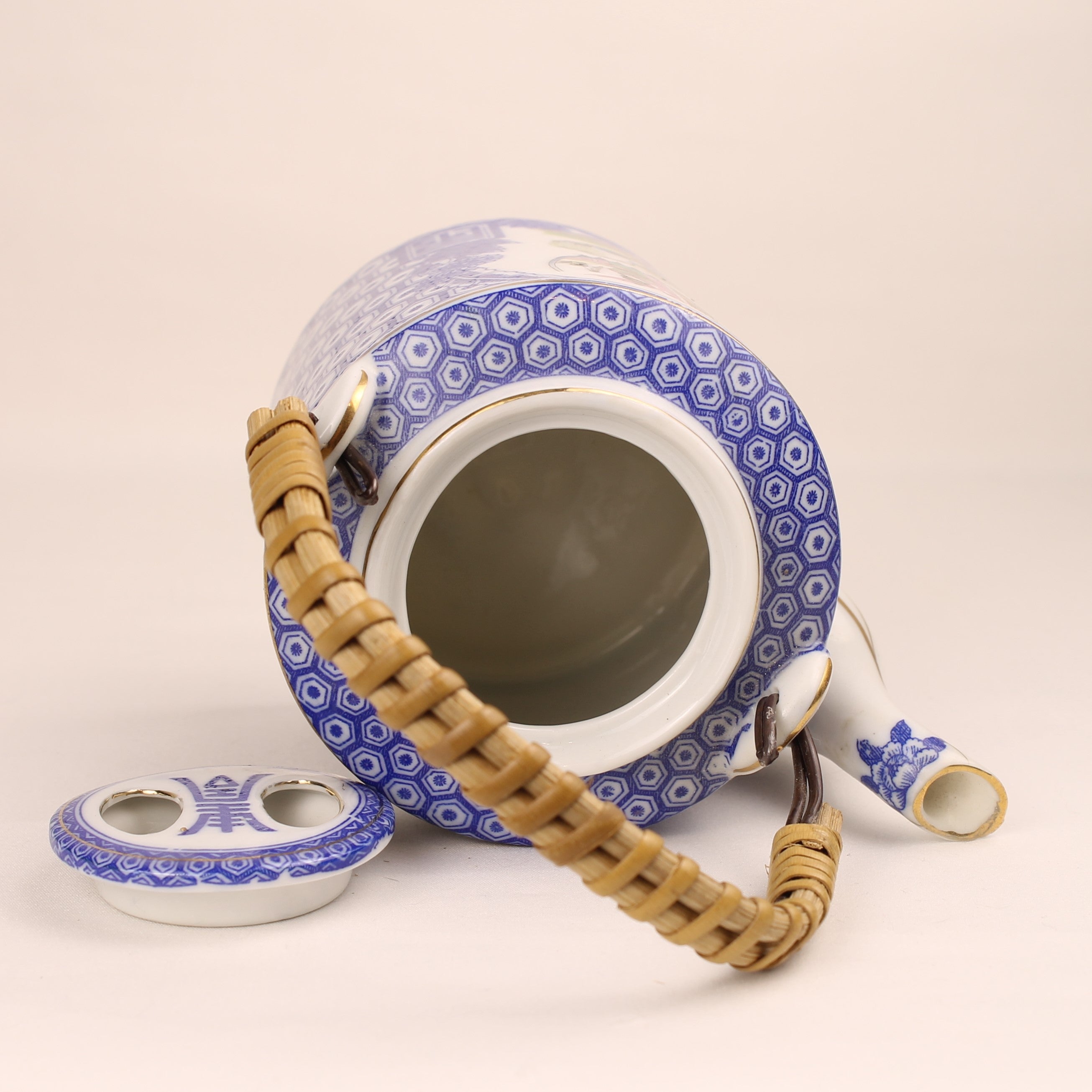 Chinese Theepot met Bamboe Handvat – Blauw Wit & Polychroom Decor ca. 1970