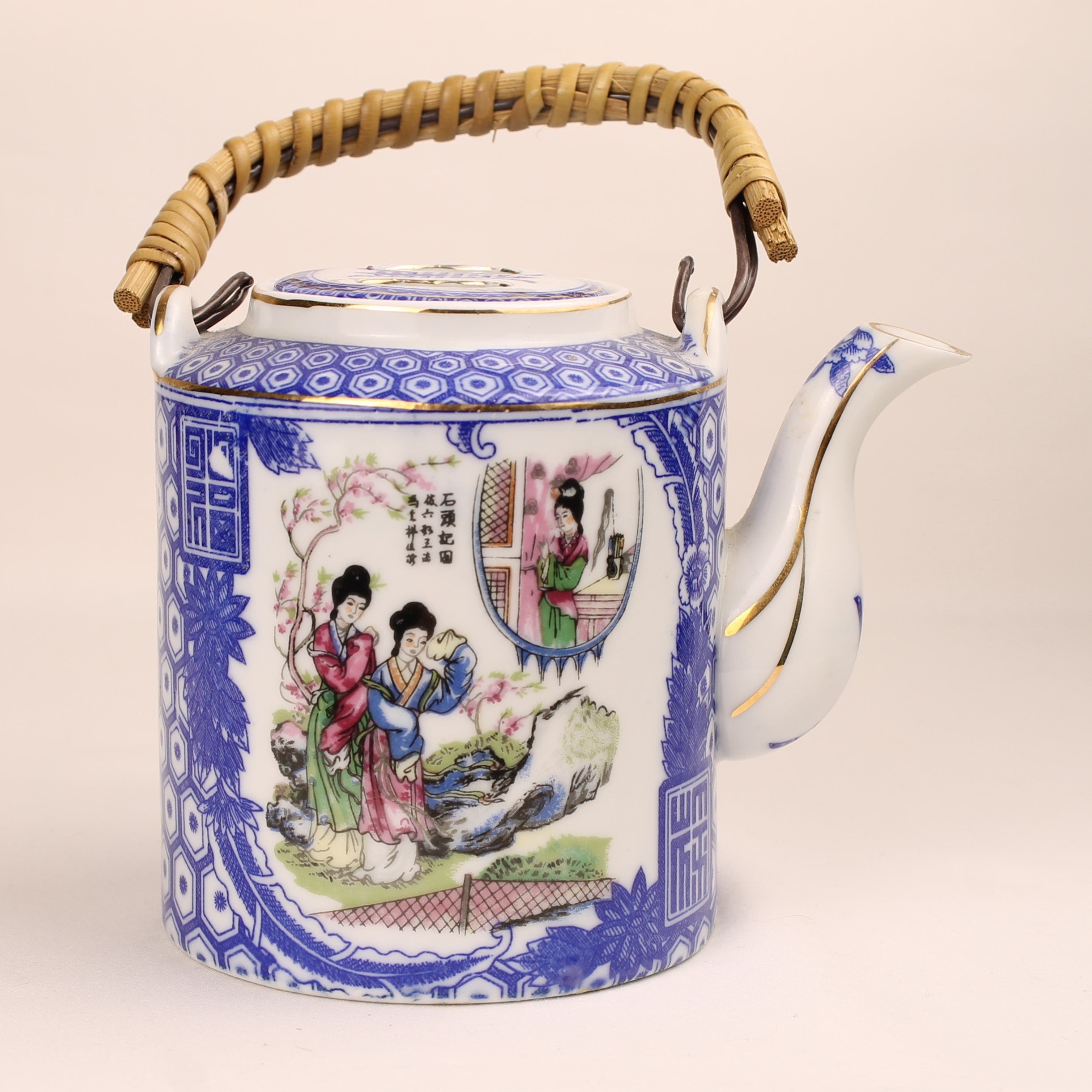 Chinese Theepot met Bamboe Handvat – Blauw Wit & Polychroom Decor ca. 1970