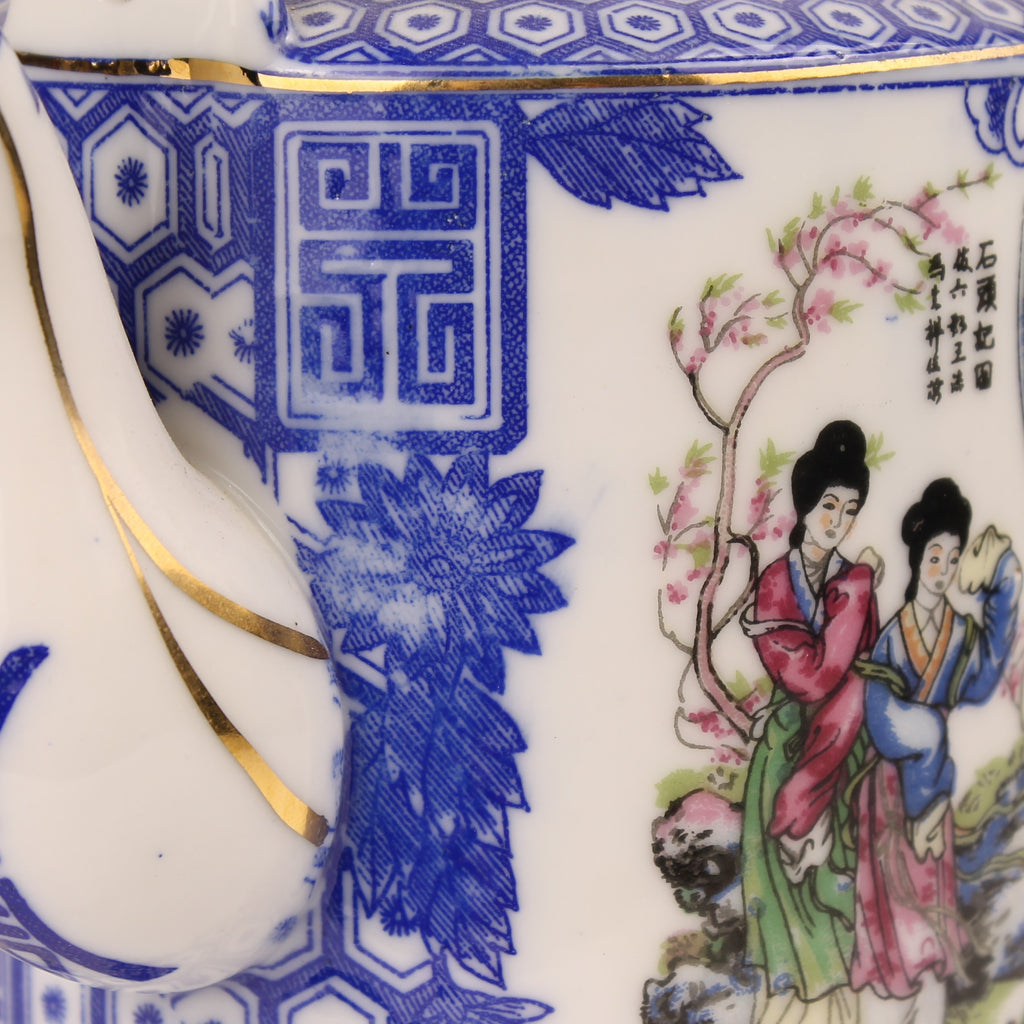 Chinese Theepot met Bamboe Handvat – Blauw Wit & Polychroom Decor ca. 1970