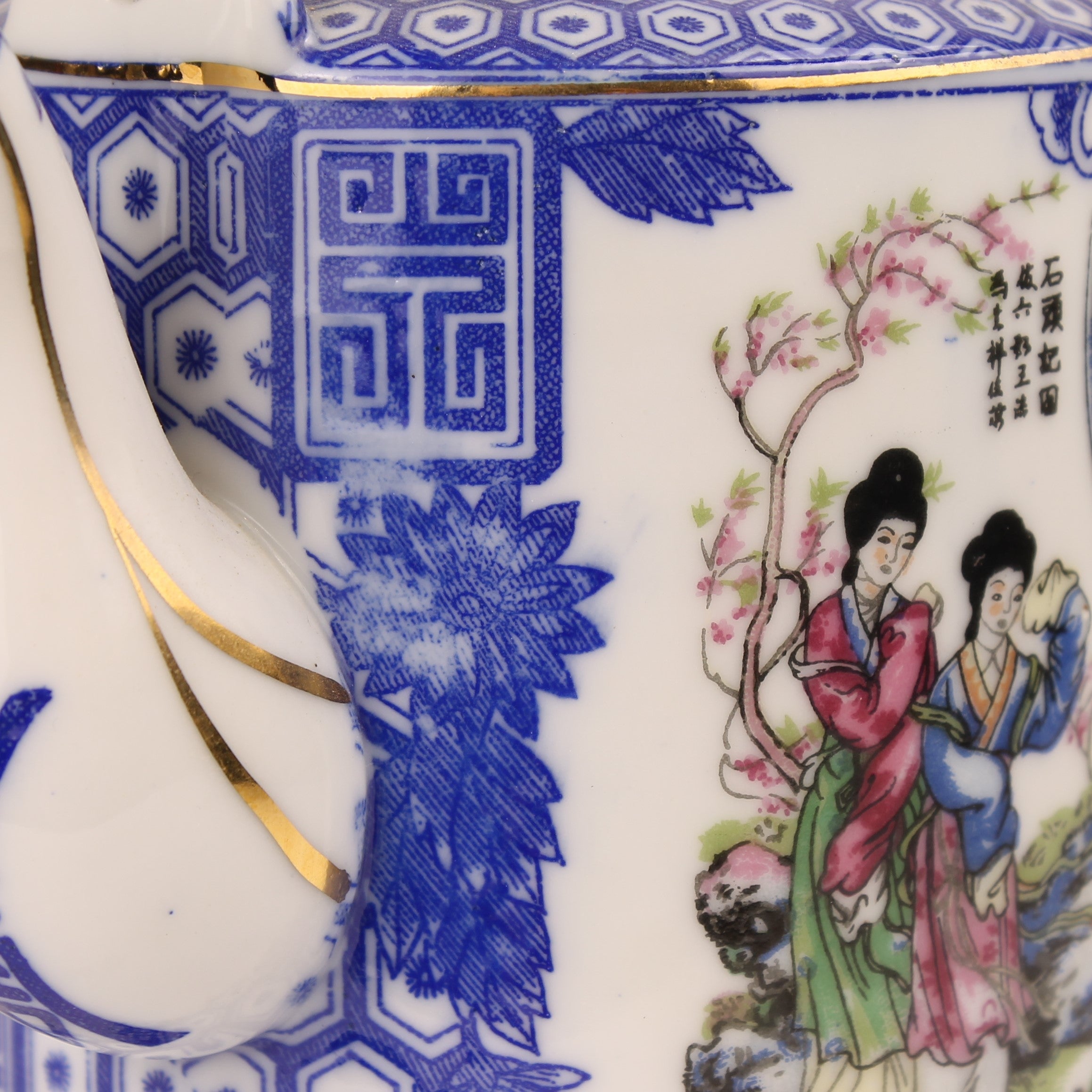 Chinese Theepot met Bamboe Handvat – Blauw Wit & Polychroom Decor ca. 1970