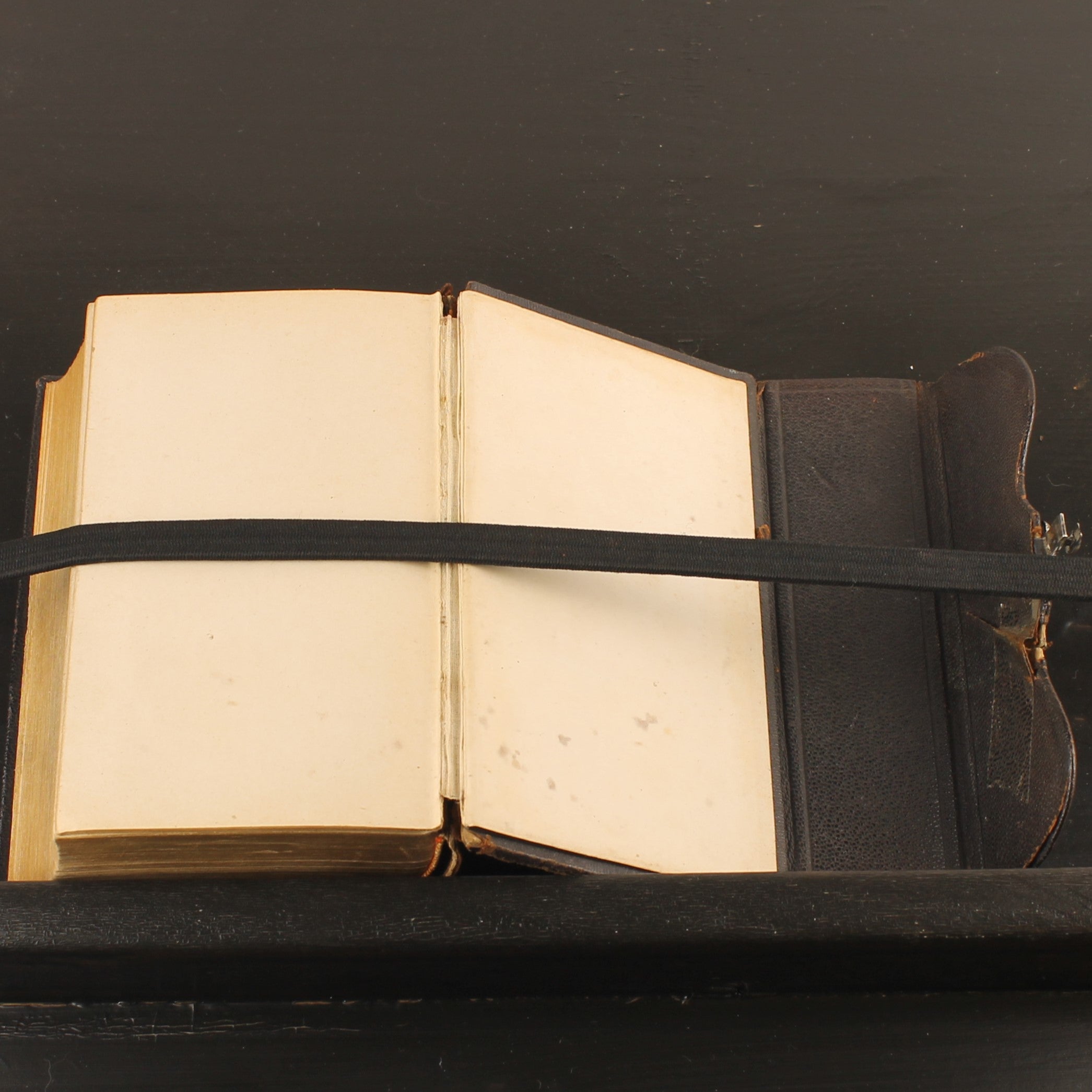 Le Nouveau Testament 1884 – Traduction autorisée – Ancienne Bible en cuir avec fermoir en métal