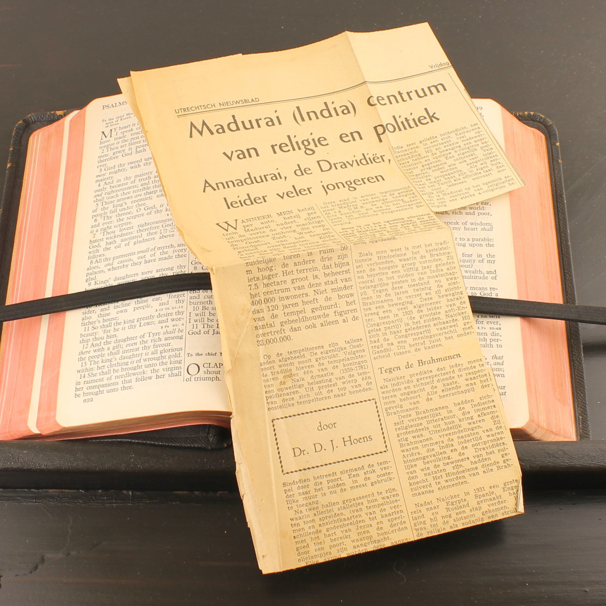 A.J. Holman “Jewel” Holy Bible 1942 – Met Nederlandse Krantenknipsels