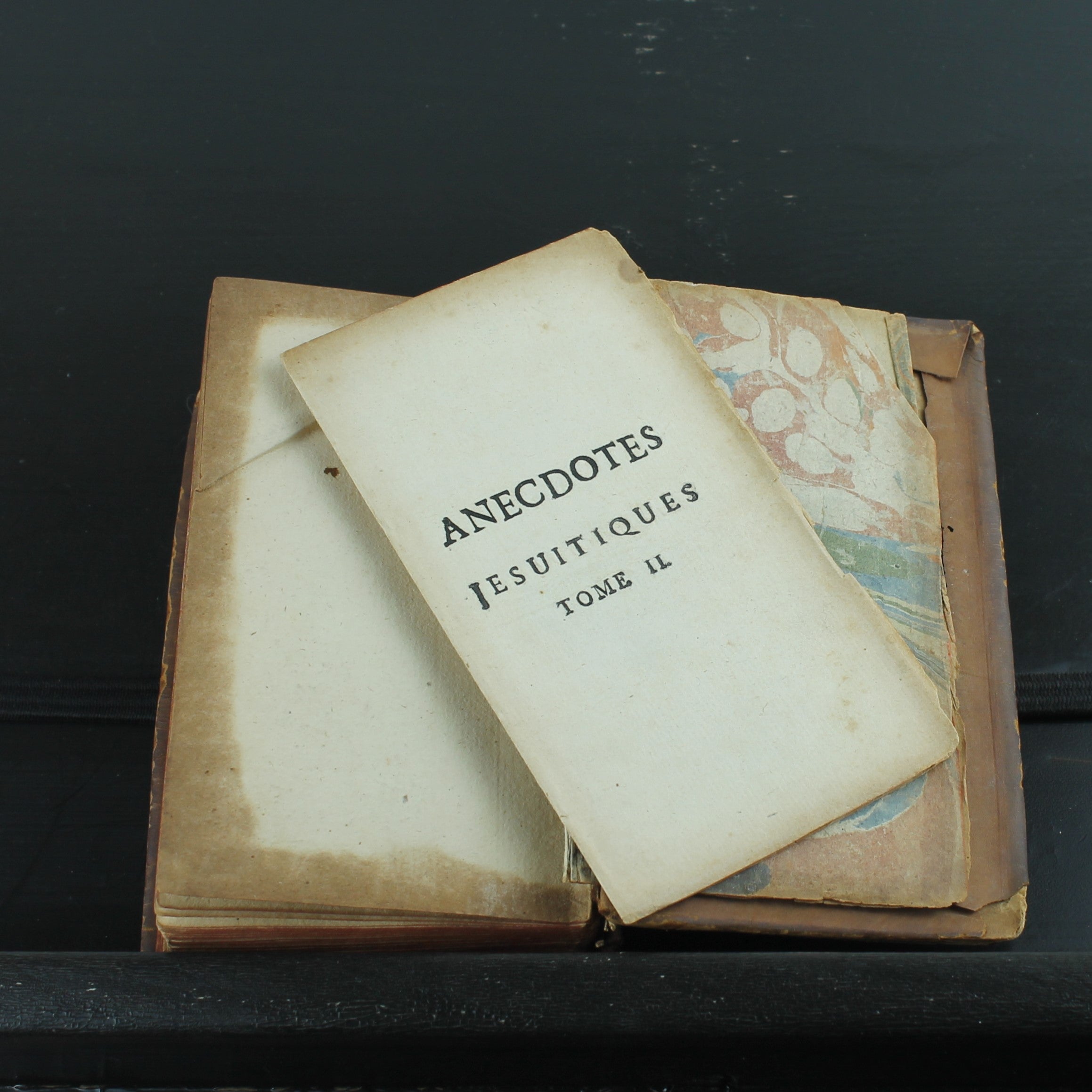 Anecdotes Jésuitiques (1740) – Reliure française en cuir ancien | La Haye