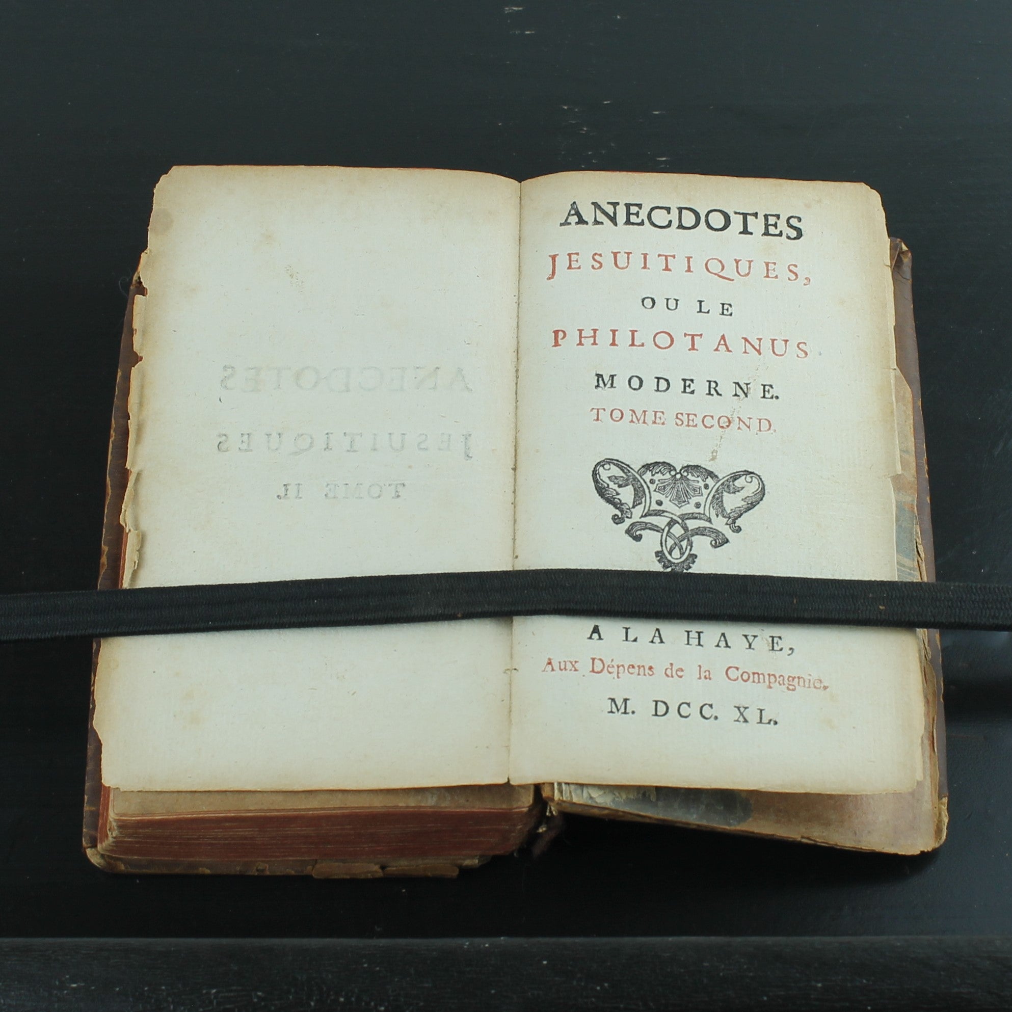 Anecdotes Jésuitiques (1740) – Reliure française en cuir ancien | La Haye