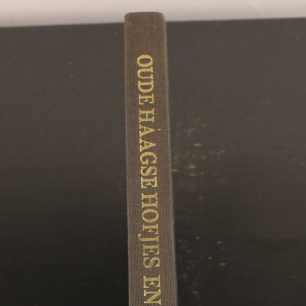 Oude Haagse Hofjes en Godshuizen (1975) – Johan Schwencke – Europese Bibliotheek – Vintage Linnen Band