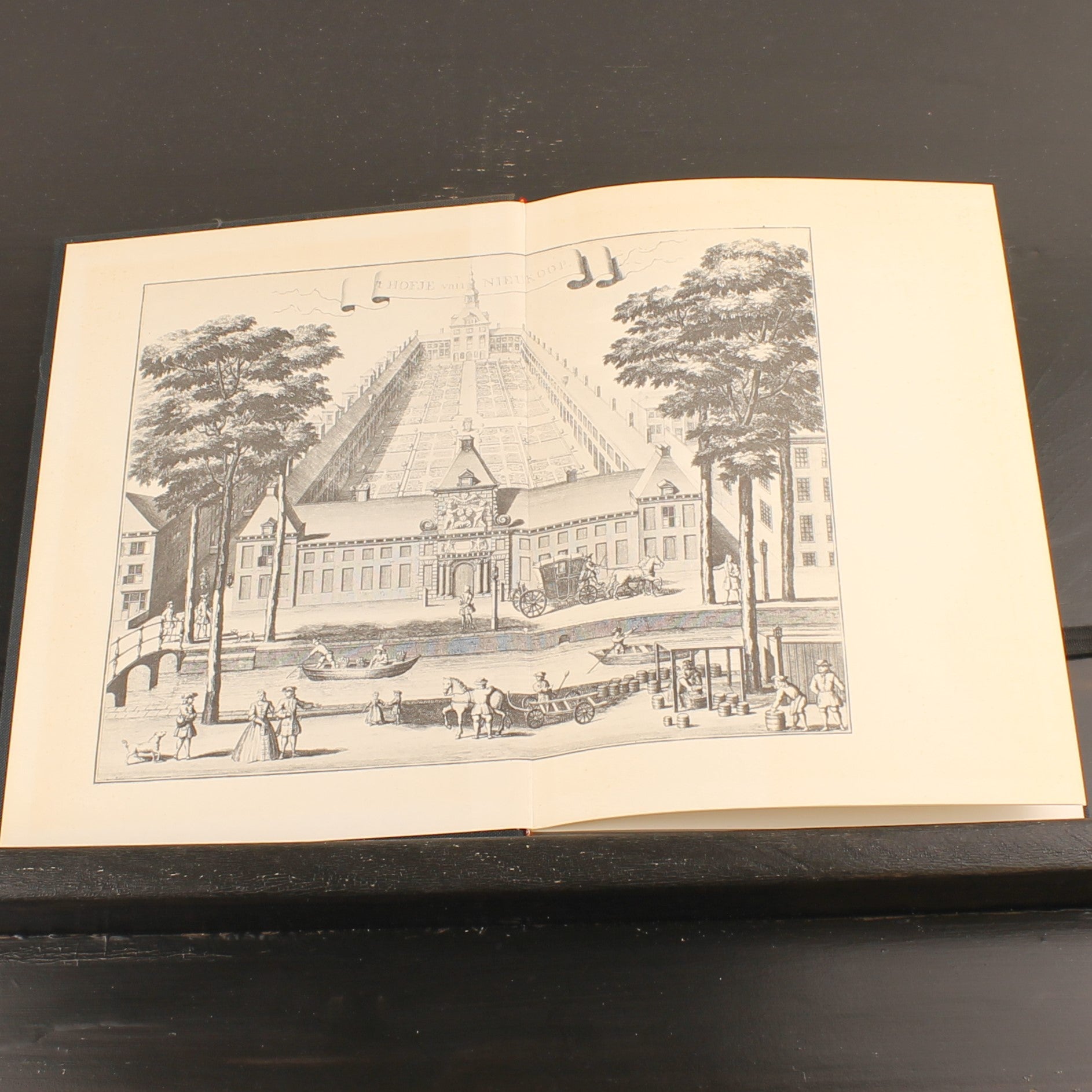 Oude Haagse Hofjes en Godshuizen (1975) – Johan Schwencke – Europese Bibliotheek – Vintage Linnen Band