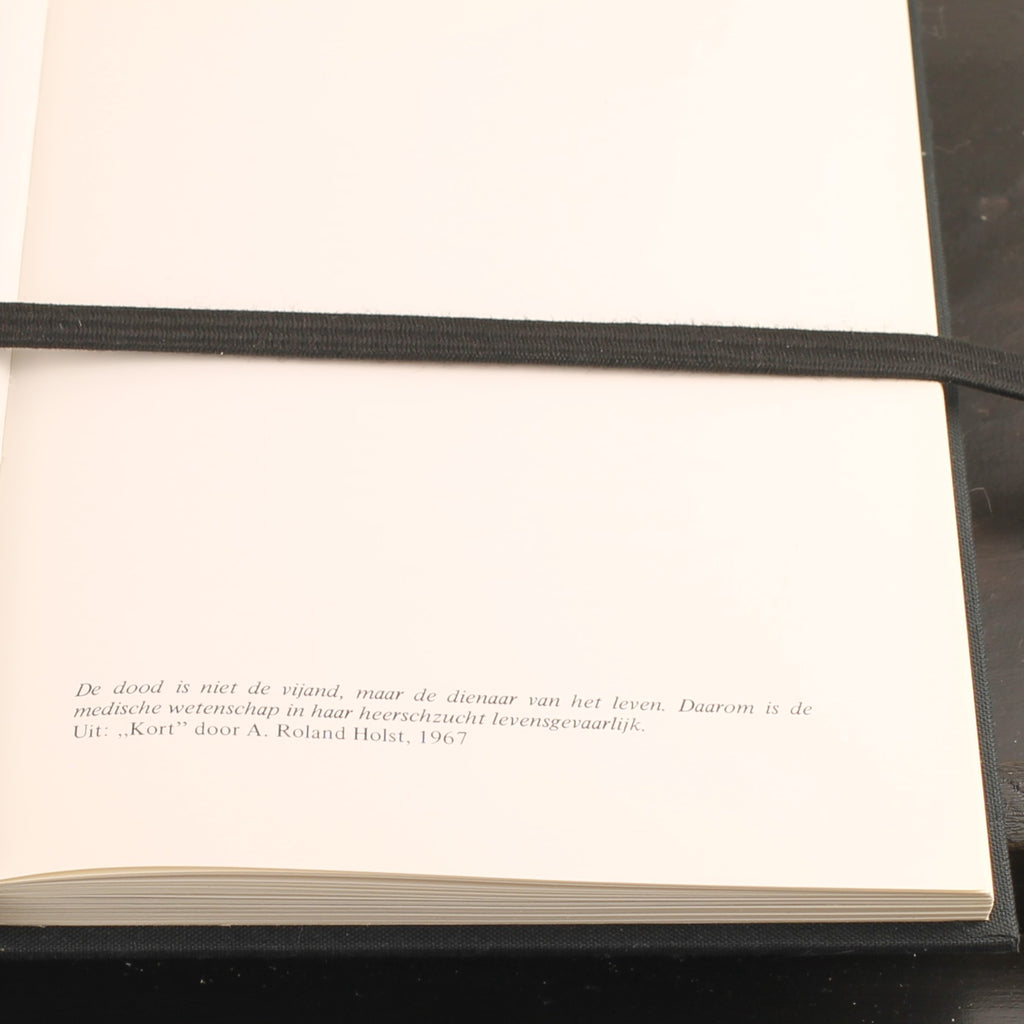 Oude Haagse Hofjes en Godshuizen (1975) – Johan Schwencke – Europese Bibliotheek – Vintage Linnen Band