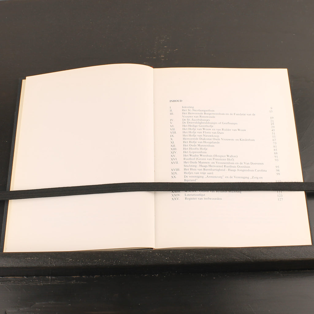 Oude Haagse Hofjes en Godshuizen (1975) – Johan Schwencke – Europese Bibliotheek – Vintage Linnen Band