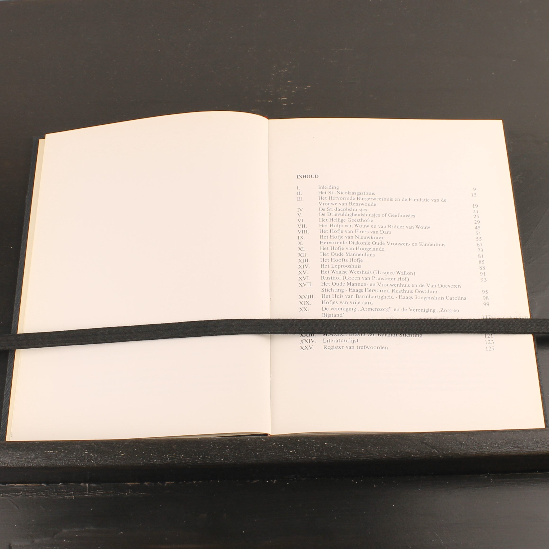 Oude Haagse Hofjes en Godshuizen (1975) – Johan Schwencke – Europese Bibliotheek – Vintage Linnen Band