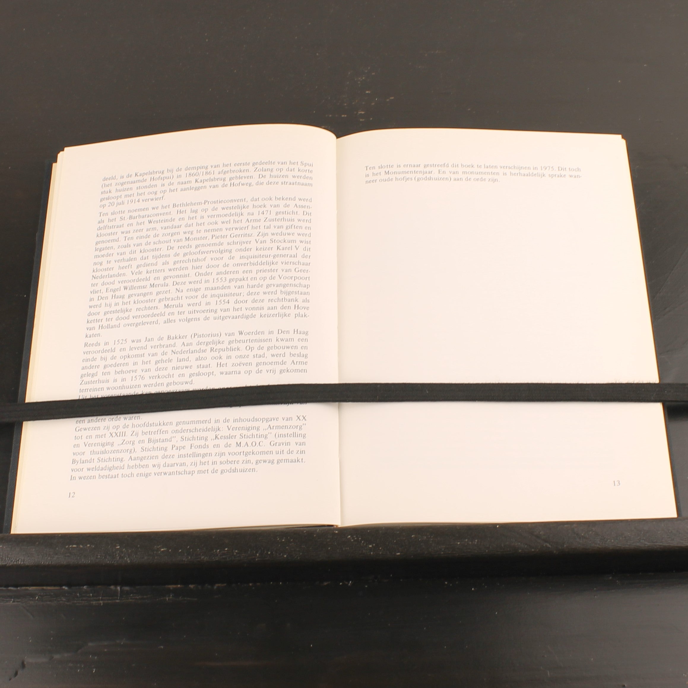 Oude Haagse Hofjes en Godshuizen (1975) – Johan Schwencke – Europese Bibliotheek – Vintage Linnen Band