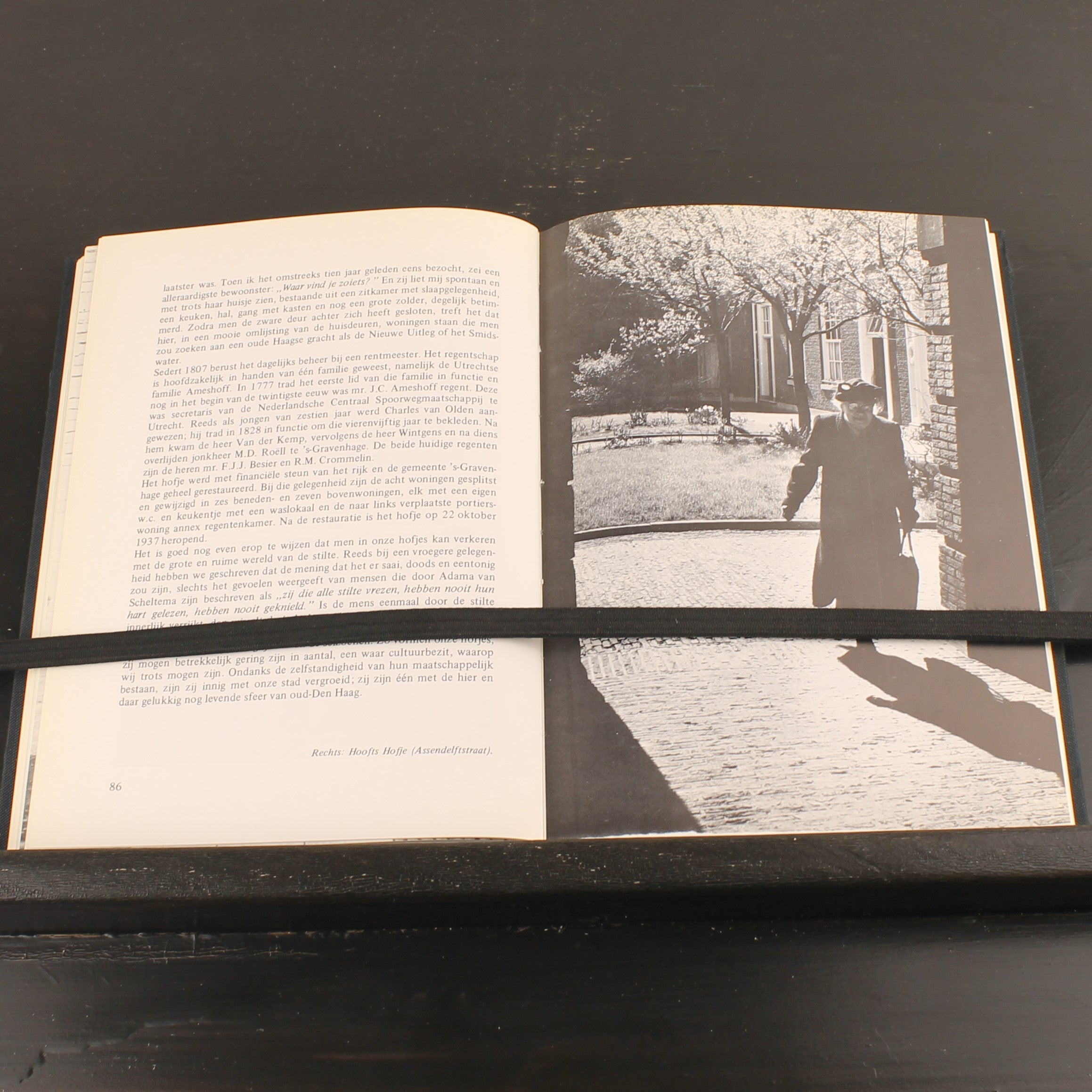 Oude Haagse Hofjes en Godshuizen (1975) – Johan Schwencke – Europese Bibliotheek – Vintage Linnen Band