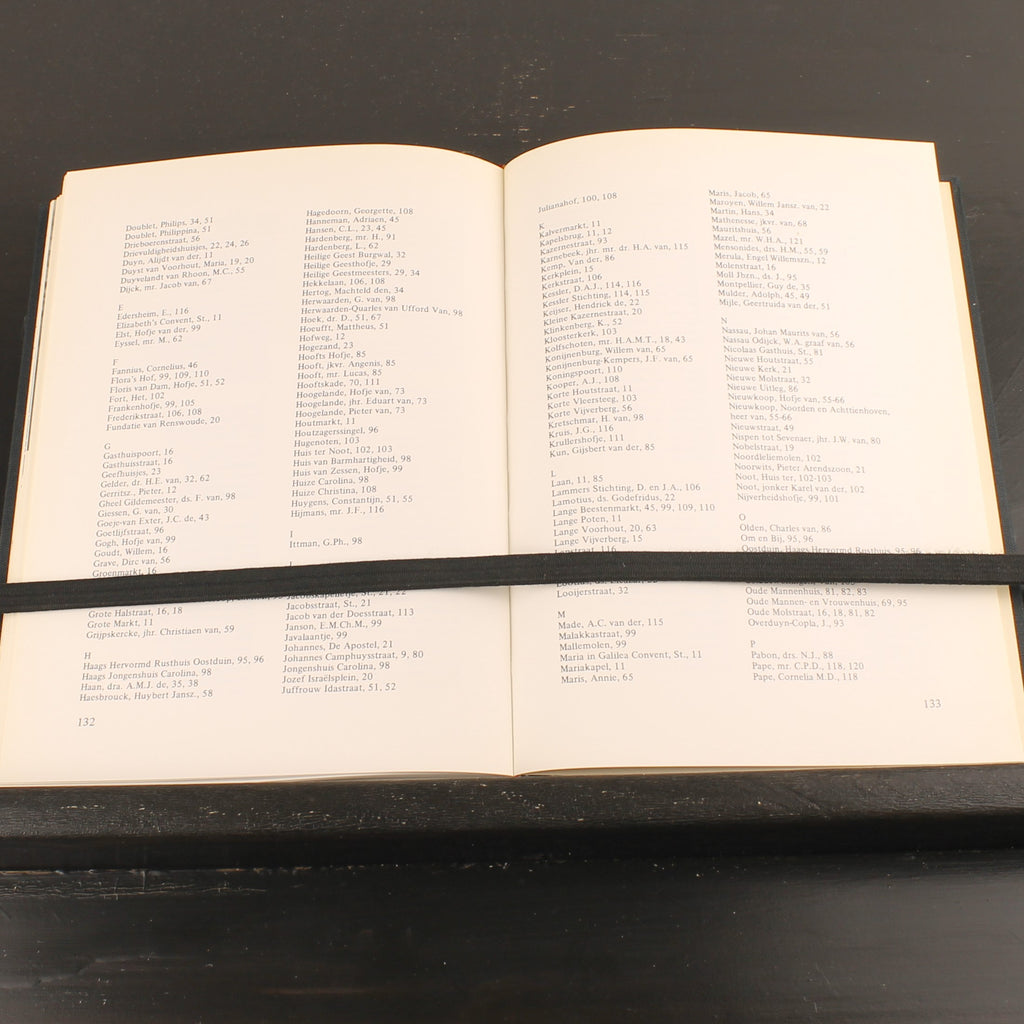 Oude Haagse Hofjes en Godshuizen (1975) – Johan Schwencke – Europese Bibliotheek – Vintage Linnen Band