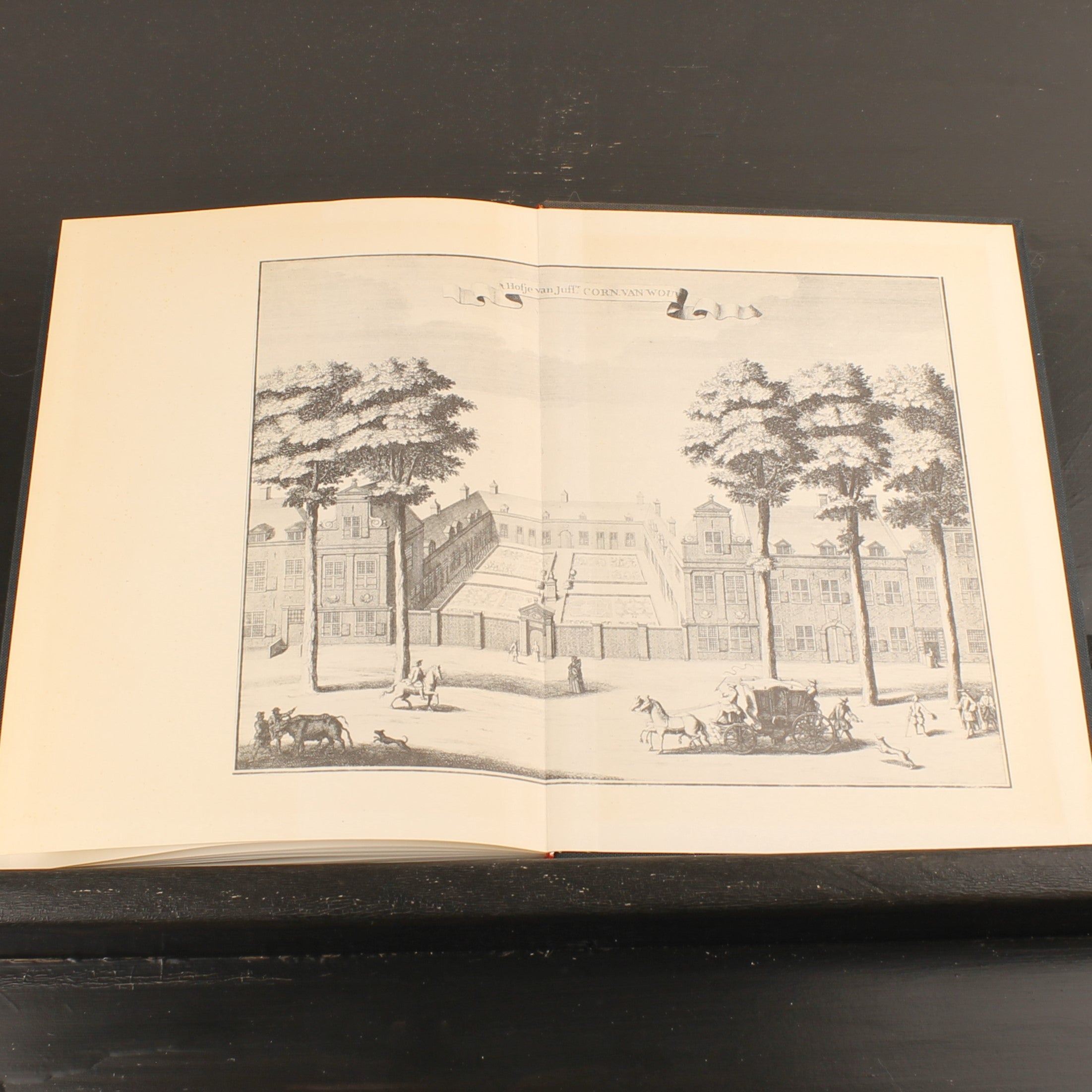 Oude Haagse Hofjes en Godshuizen (1975) – Johan Schwencke – Europese Bibliotheek – Vintage Linnen Band