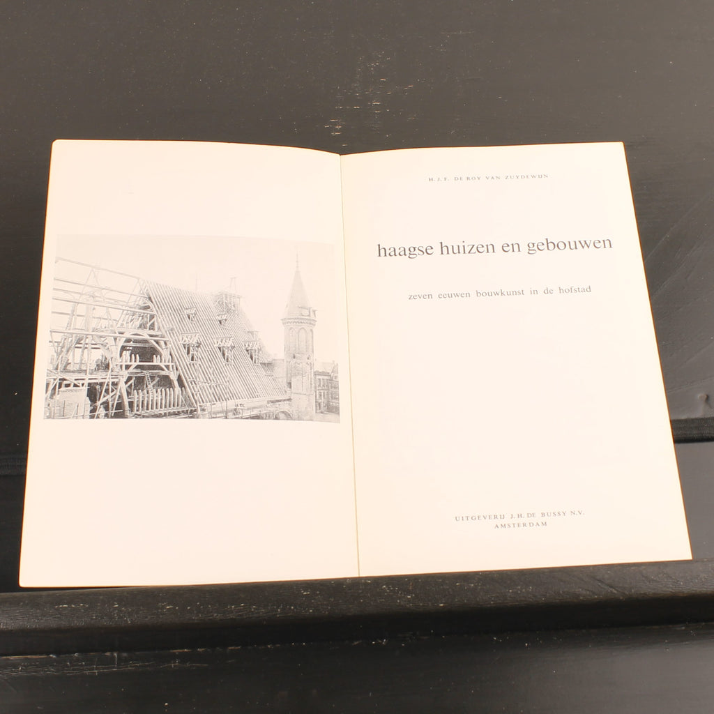 Haagse Huizen en Gebouwen – 7 Eeuwen Bouwkunst in de Hofstad – De Roy van Zuydewijn – Vintage ca. 1970
