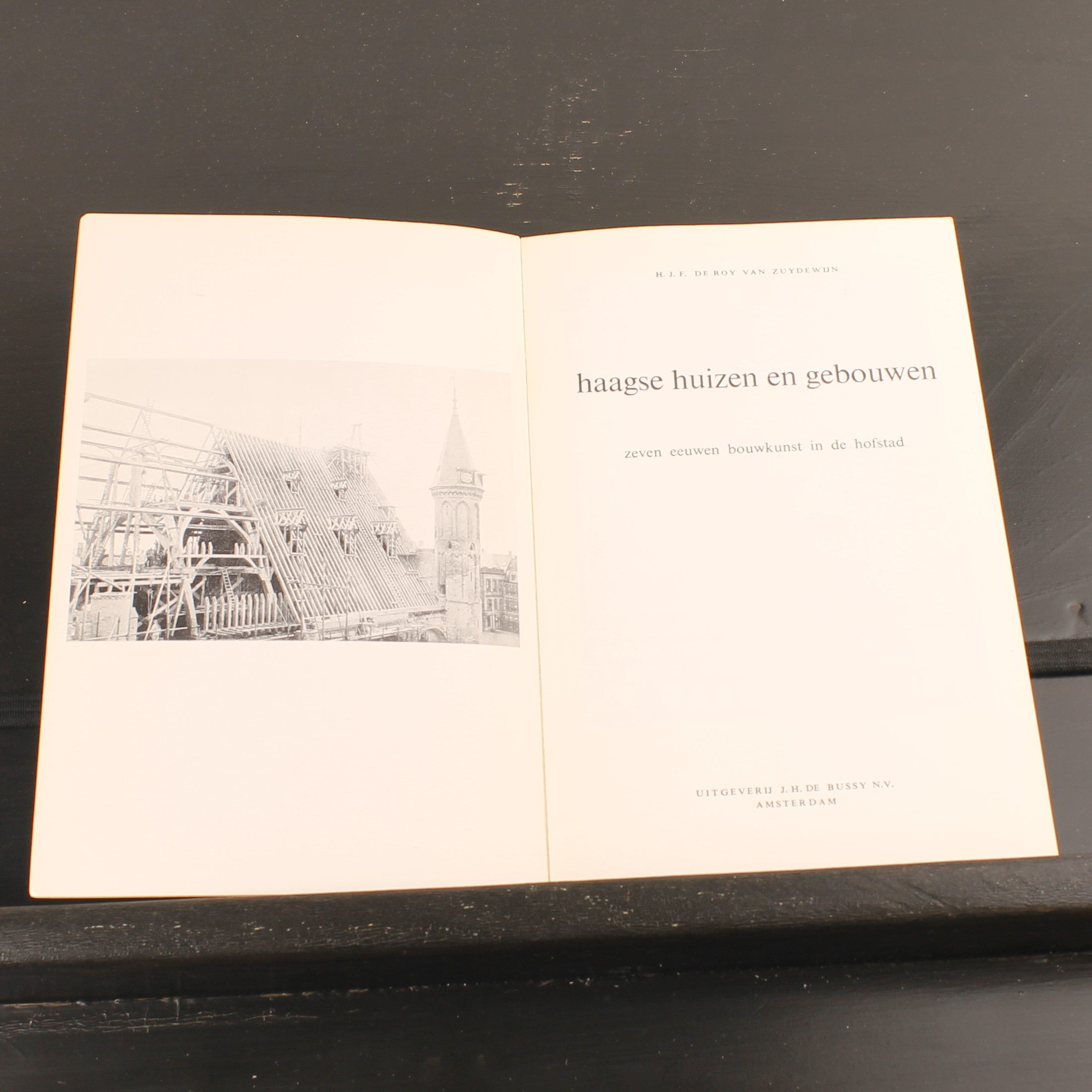 Haagse Huizen en Gebouwen – 7 Eeuwen Bouwkunst in de Hofstad – De Roy van Zuydewijn – Vintage ca. 1970