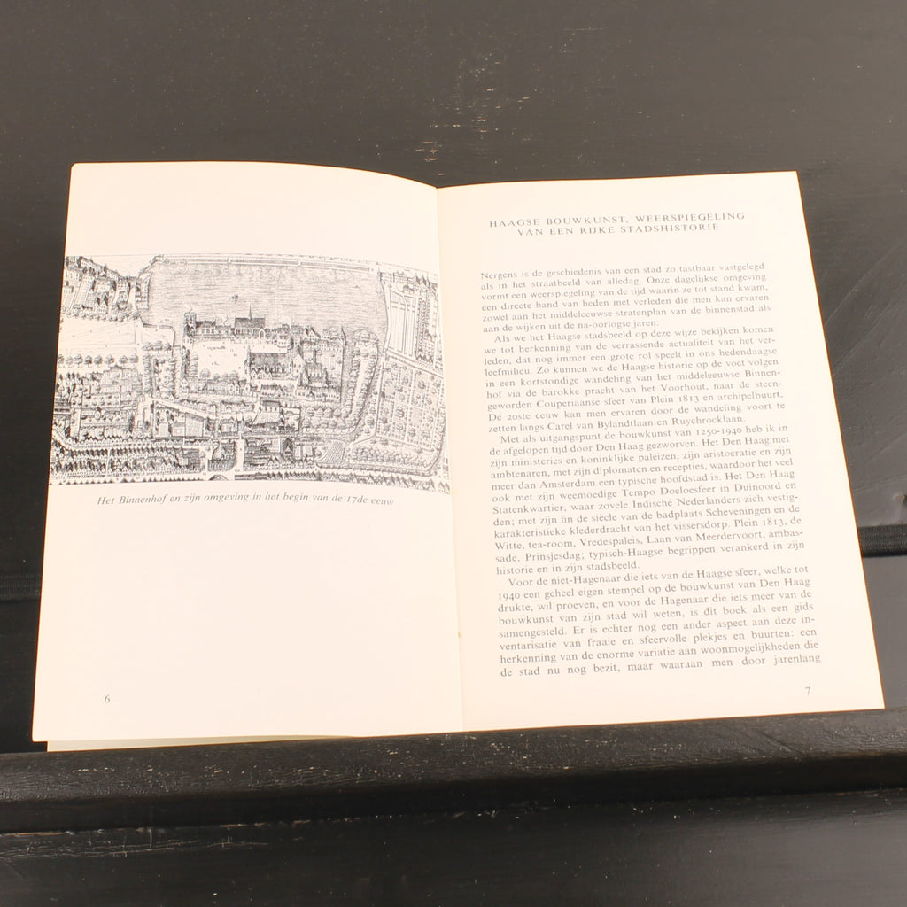 Haagse Huizen en Gebouwen – 7 Eeuwen Bouwkunst in de Hofstad – De Roy van Zuydewijn – Vintage ca. 1970