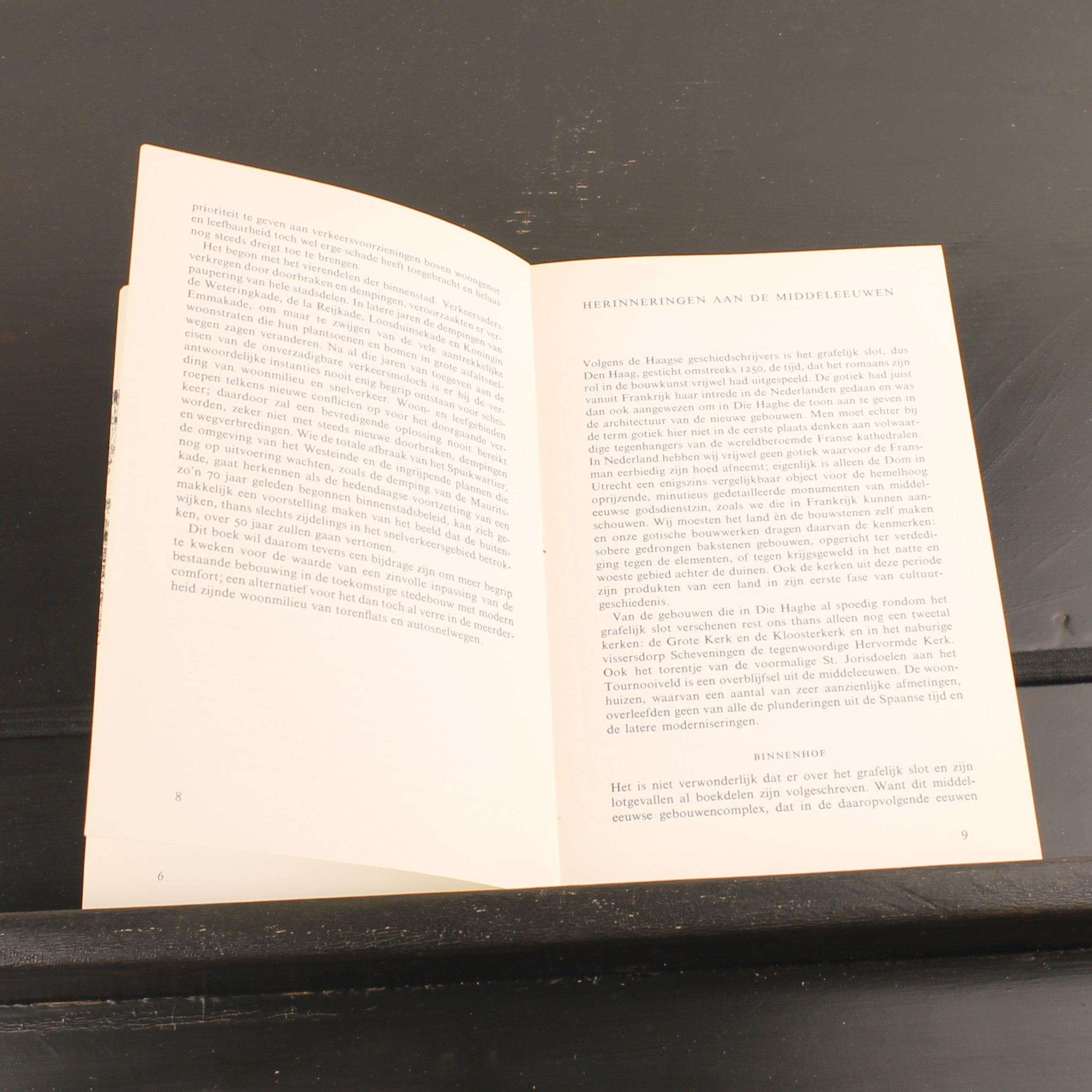 Haagse Huizen en Gebouwen – 7 Eeuwen Bouwkunst in de Hofstad – De Roy van Zuydewijn – Vintage ca. 1970