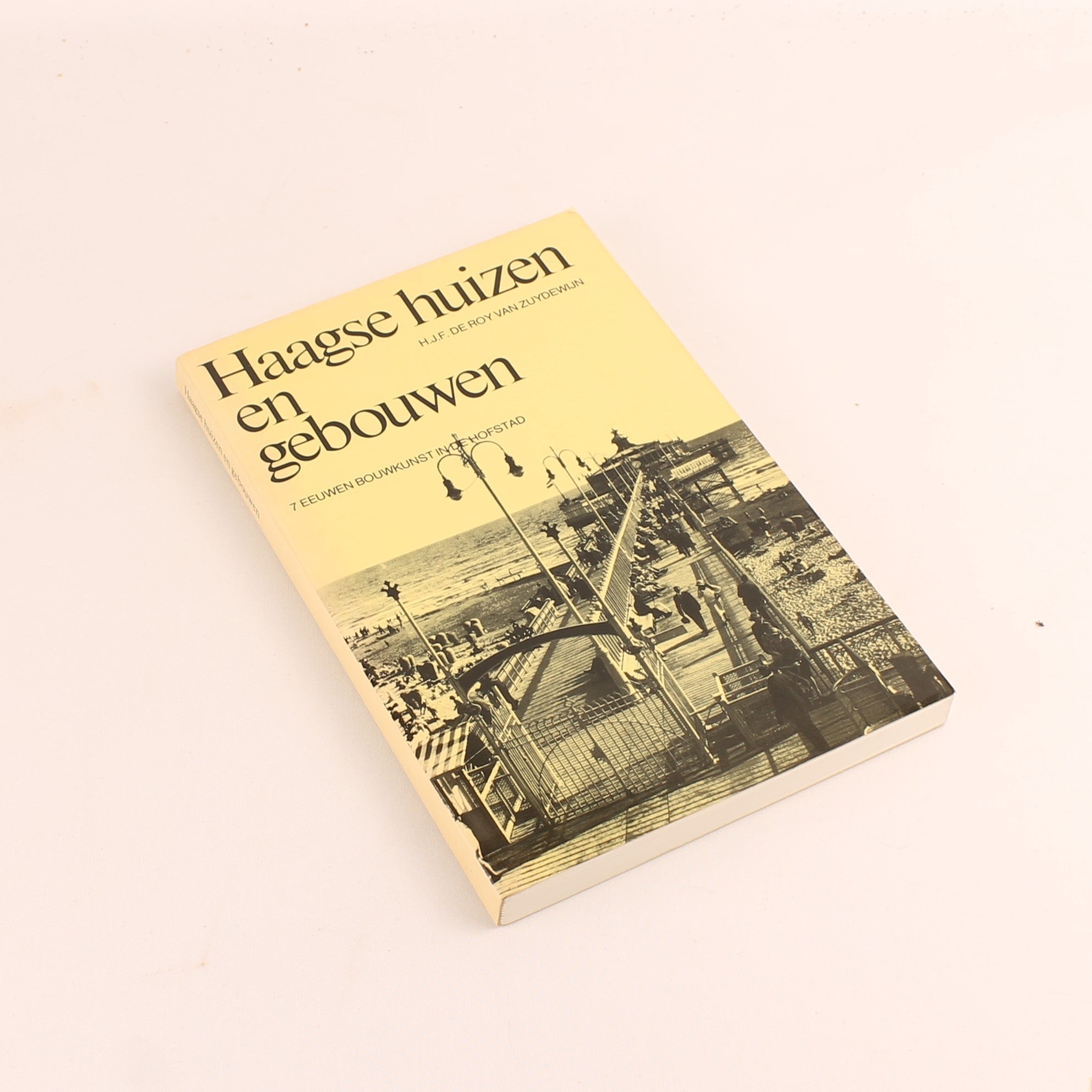 Haagse Huizen en Gebouwen – 7 Eeuwen Bouwkunst – H.J.F. de Roy van Zuydewijn – Vintage Jaren ’70