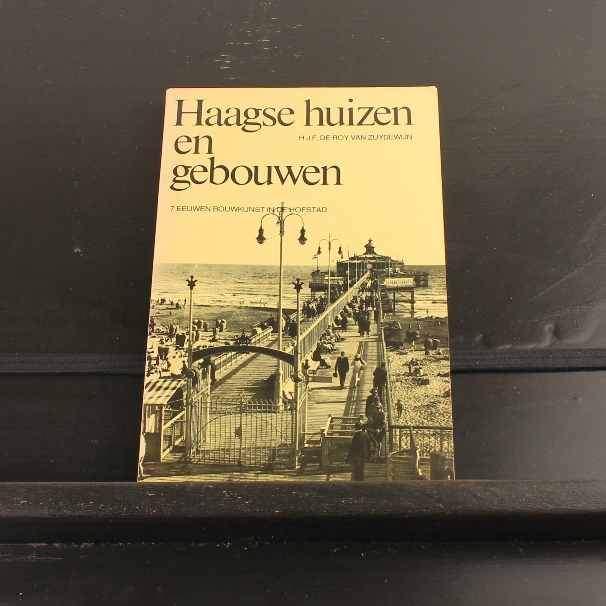 Haagse Huizen en Gebouwen – 7 Eeuwen Bouwkunst – H.J.F. de Roy van Zuydewijn – Vintage Jaren ’70