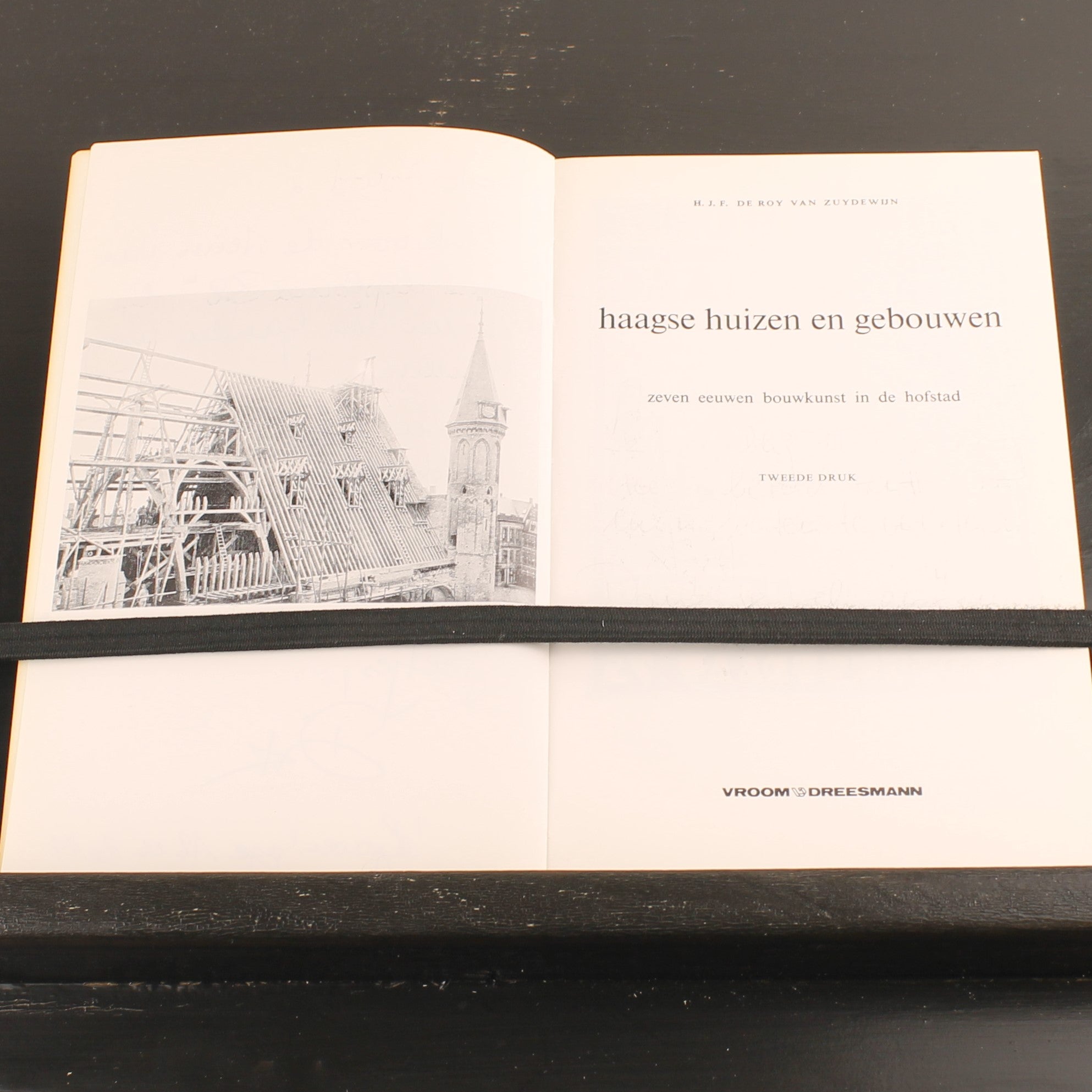 Haagse Huizen en Gebouwen – 7 Eeuwen Bouwkunst – H.J.F. de Roy van Zuydewijn – Vintage Jaren ’70