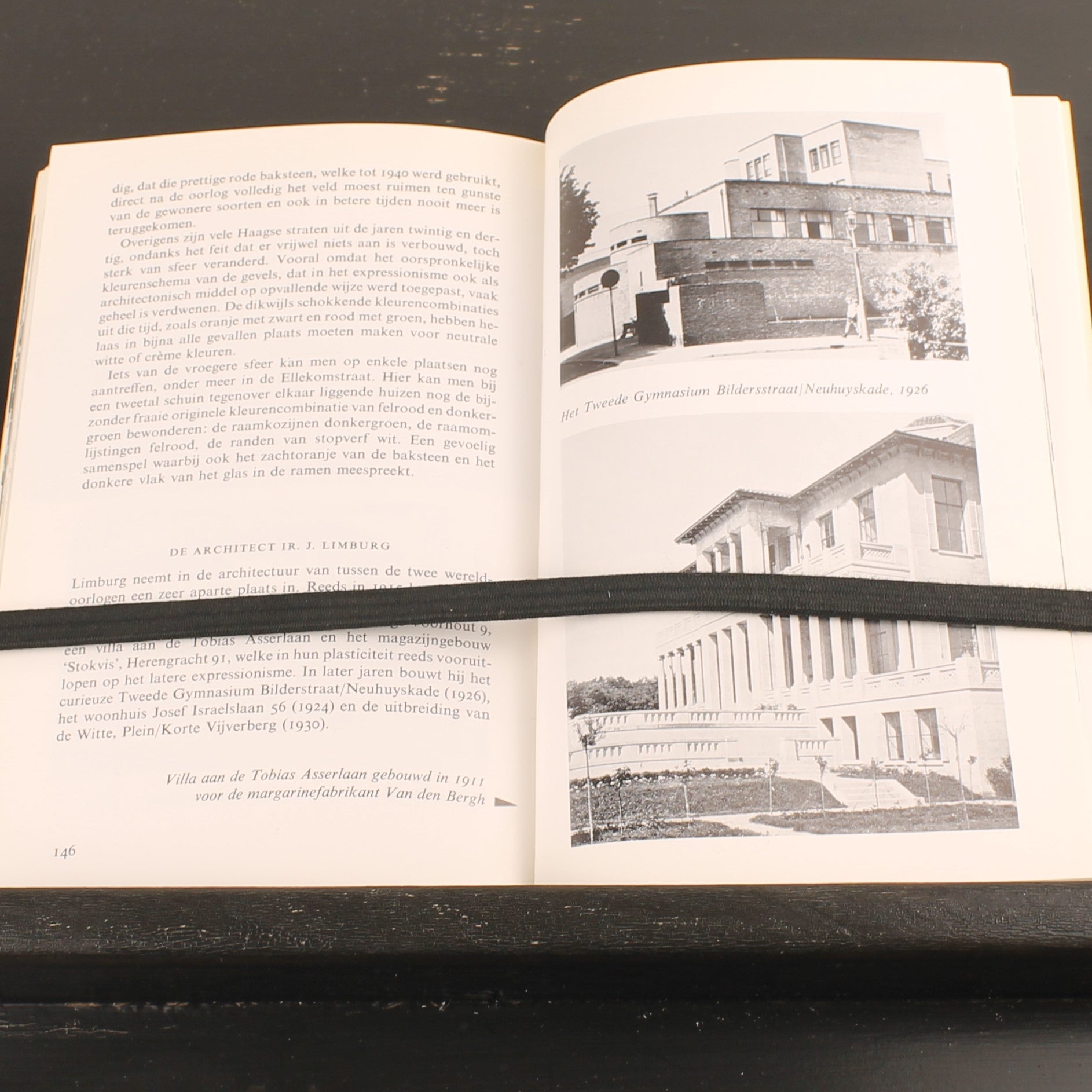 Haagse Huizen en Gebouwen – 7 Eeuwen Bouwkunst – H.J.F. de Roy van Zuydewijn – Vintage Jaren ’70