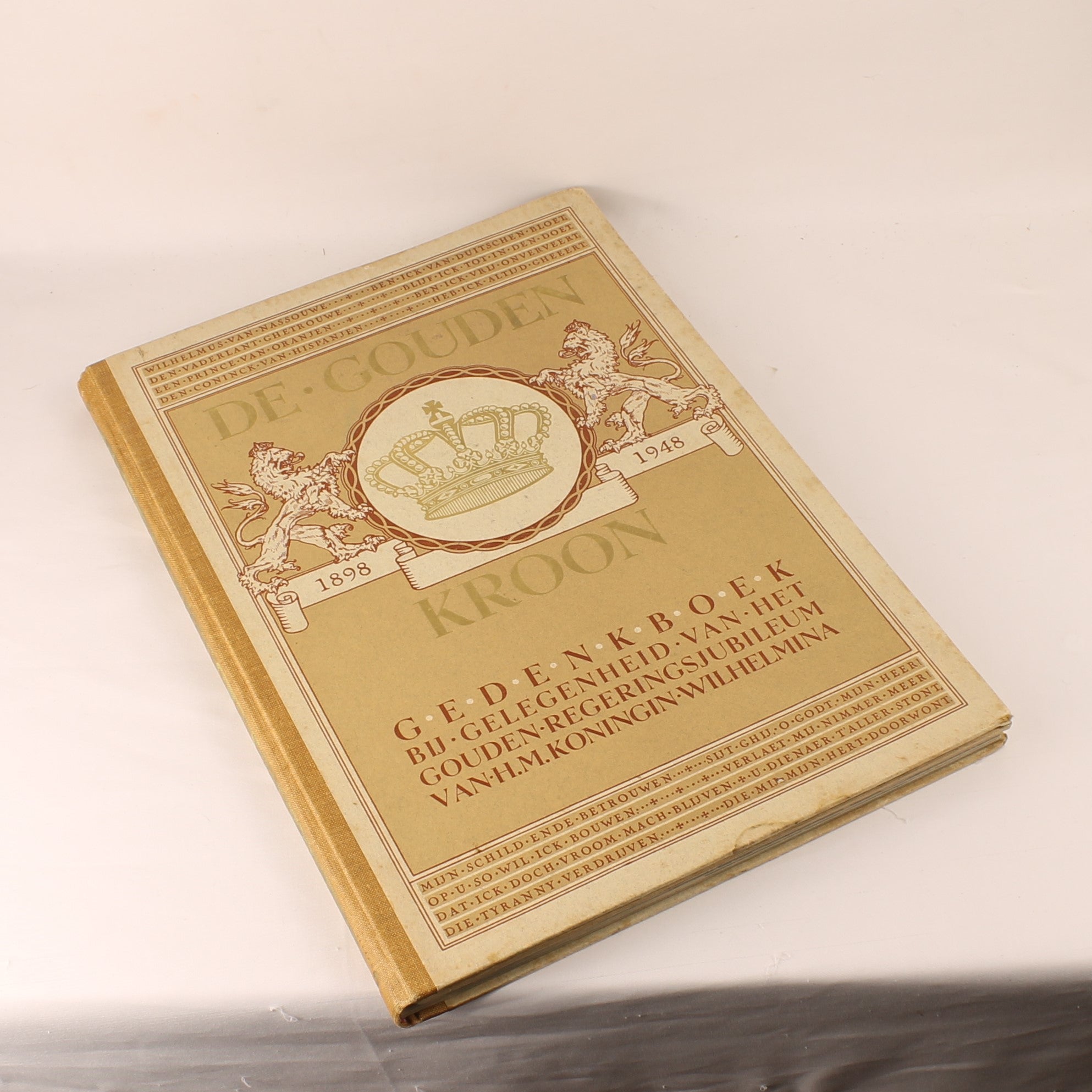 De Gouden Kroon – Gedenkboek Koningin Wilhelmina met inleg 1948 – Groot Formaat 37cm