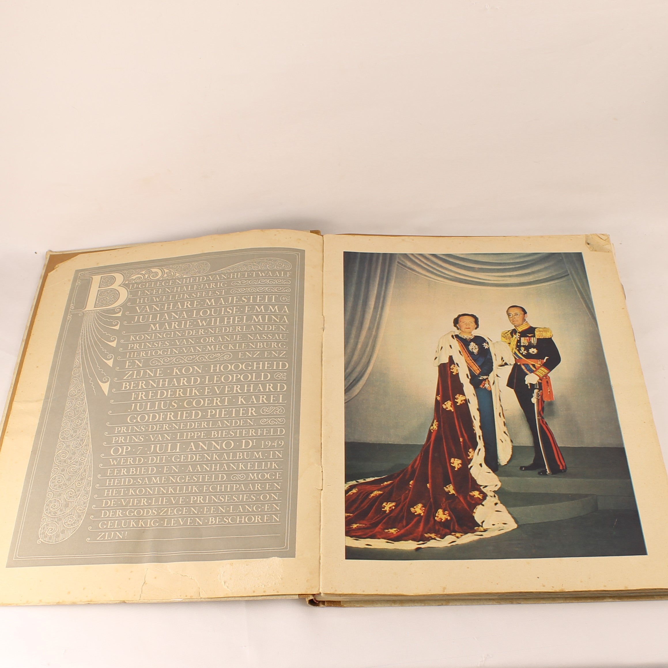 De Gouden Kroon – Gedenkboek Koningin Wilhelmina met inleg 1948 – Groot Formaat 37cm