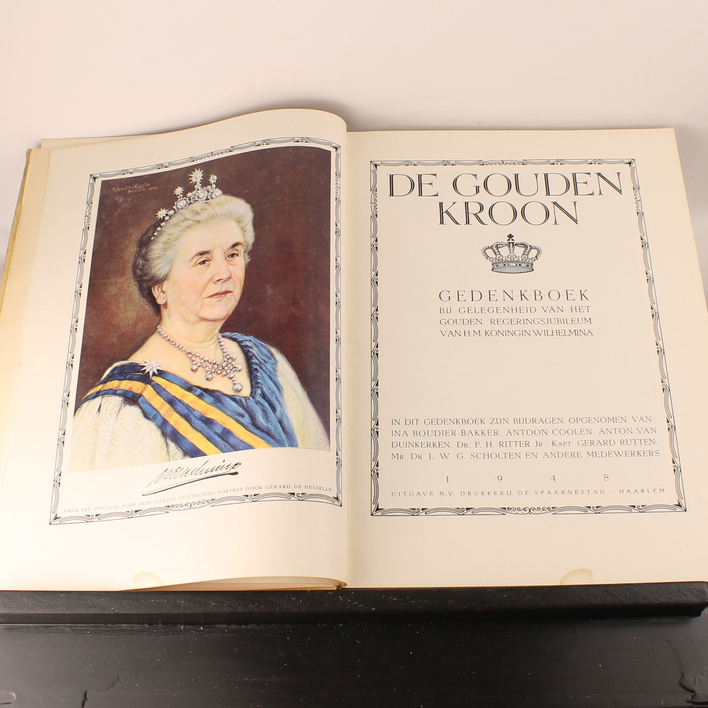 De Gouden Kroon – Gedenkboek Koningin Wilhelmina met inleg 1948 – Groot Formaat 37cm