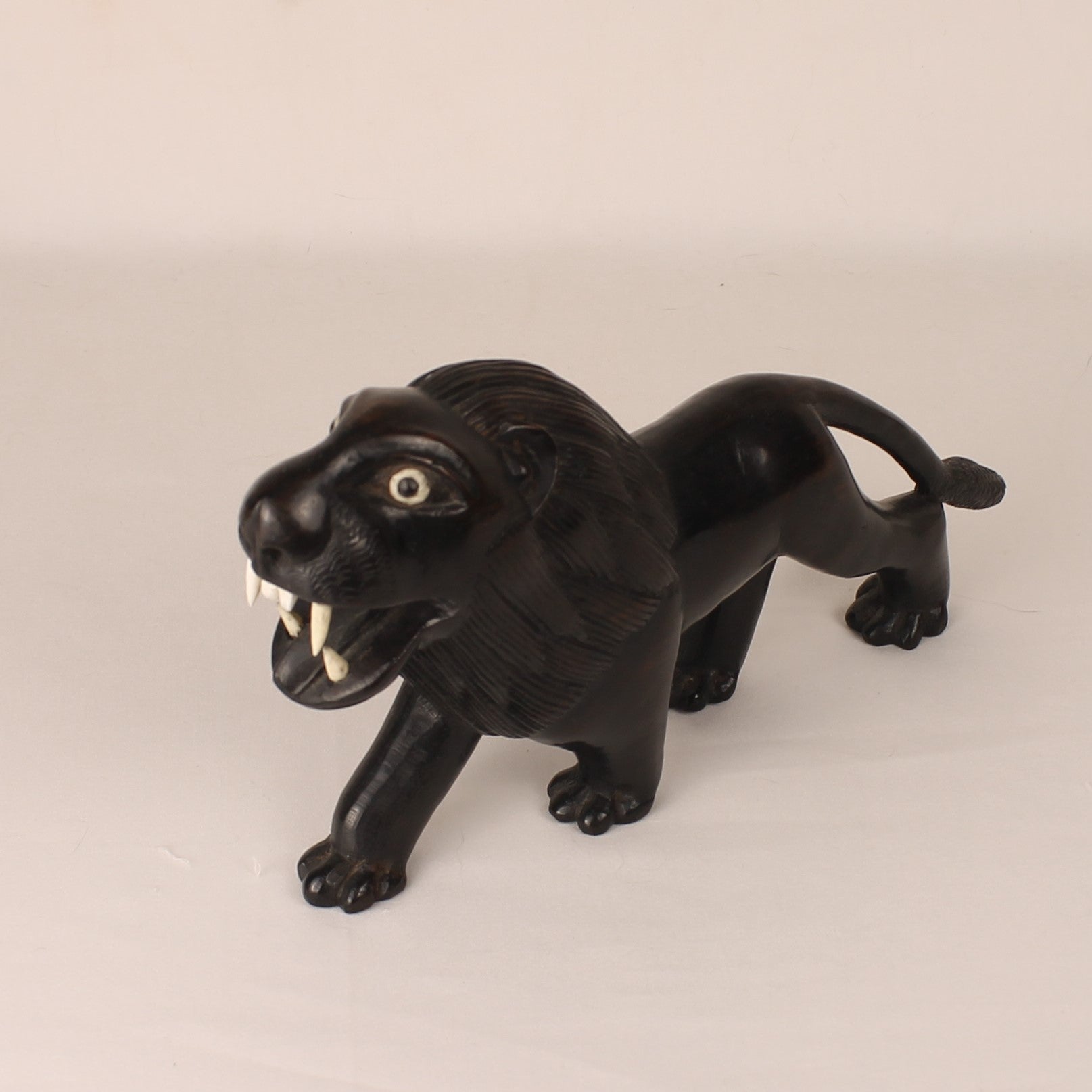 Handgesneden Zwarte Houten Leeuw - 23cm