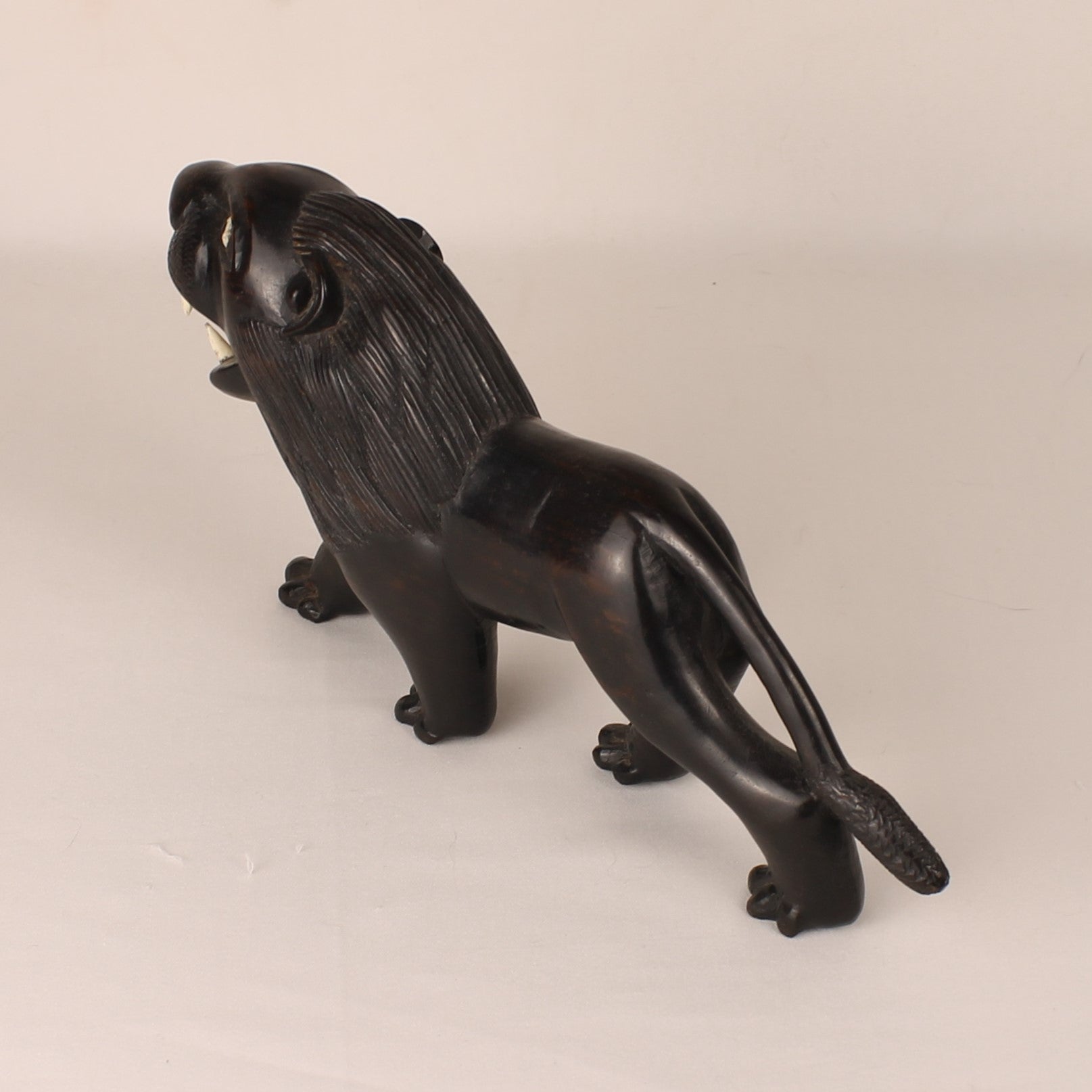 Handgesneden Zwarte Houten Leeuw - 23cm