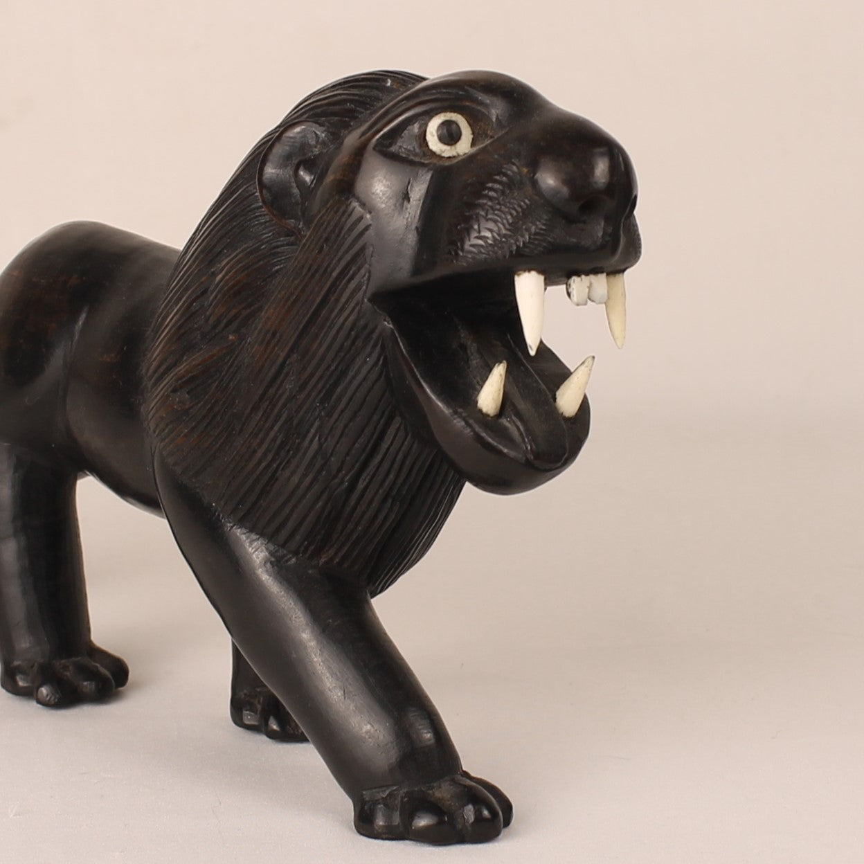 Handgesneden Zwarte Houten Leeuw - 23cm