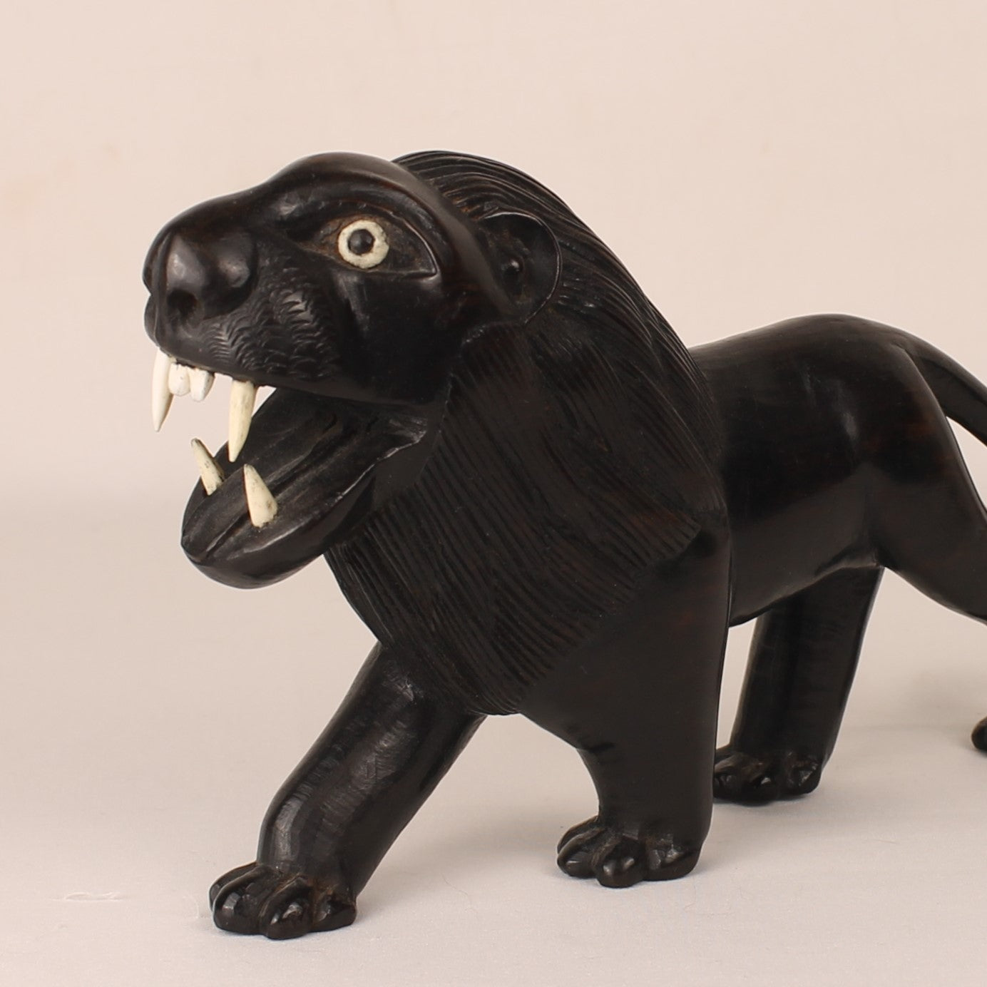 Handgesneden Zwarte Houten Leeuw - 23cm