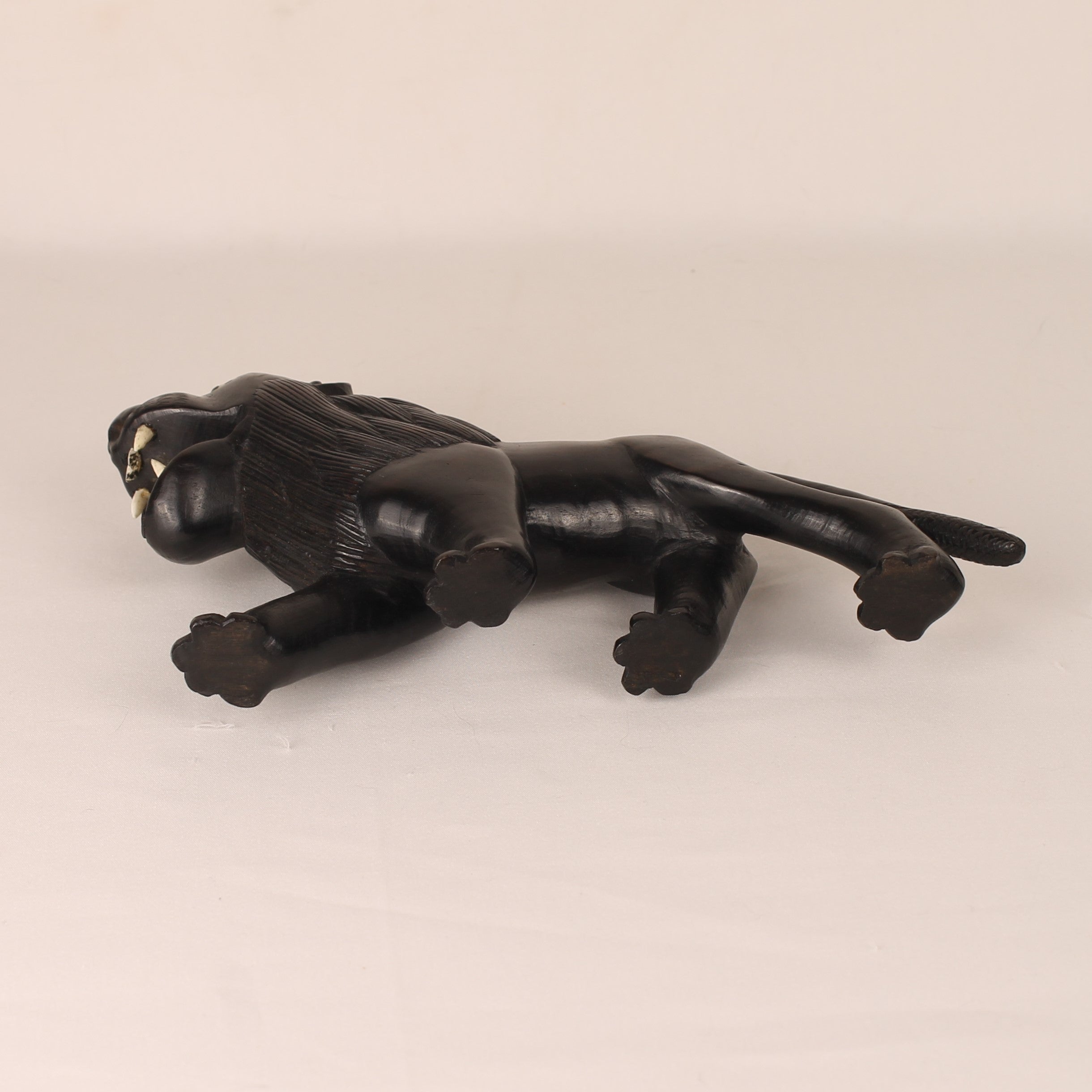 Handgesneden Zwarte Houten Leeuw - 23cm