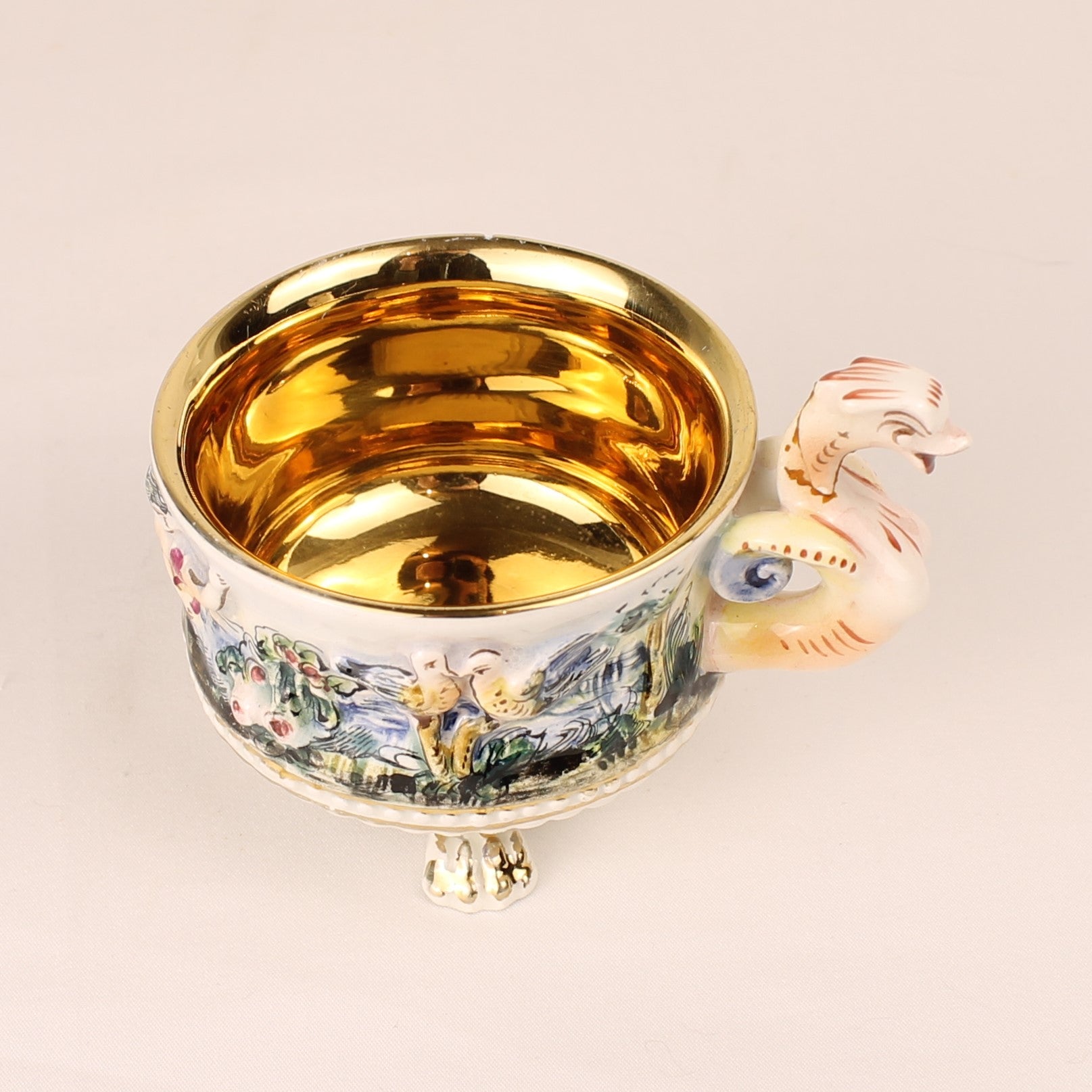 Capodimonte Sierkom met Verguld Interieur en Mythologisch Reliëf – Italië