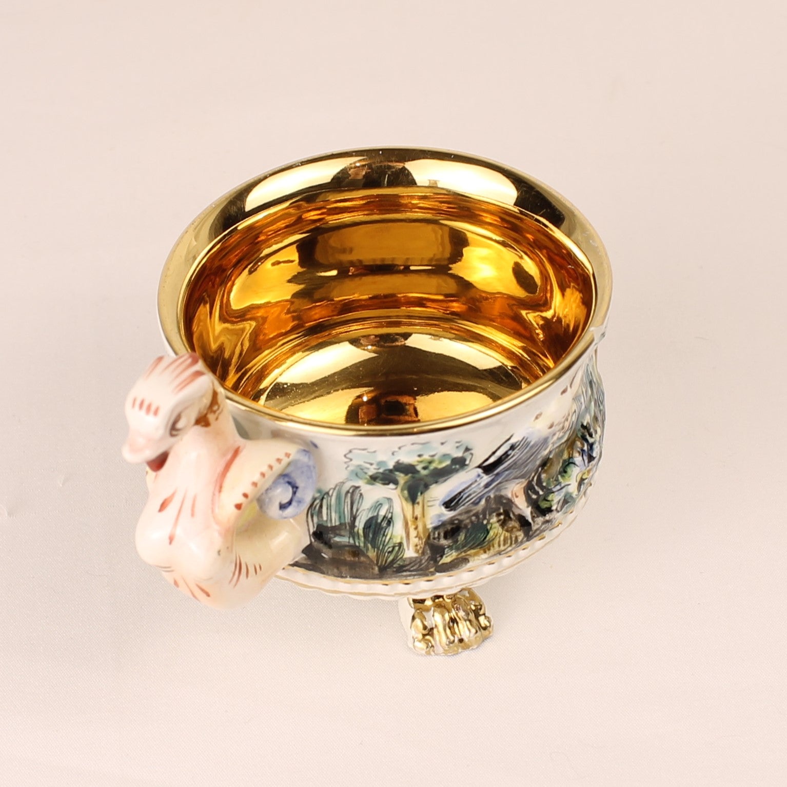 Capodimonte Sierkom met Verguld Interieur en Mythologisch Reliëf – Italië