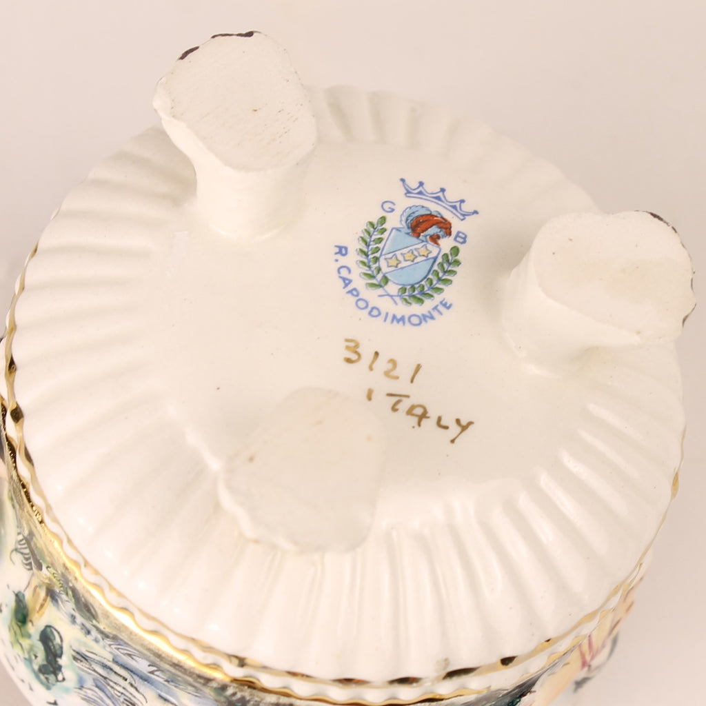 Capodimonte Sierkom met Verguld Interieur en Mythologisch Reliëf – Italië