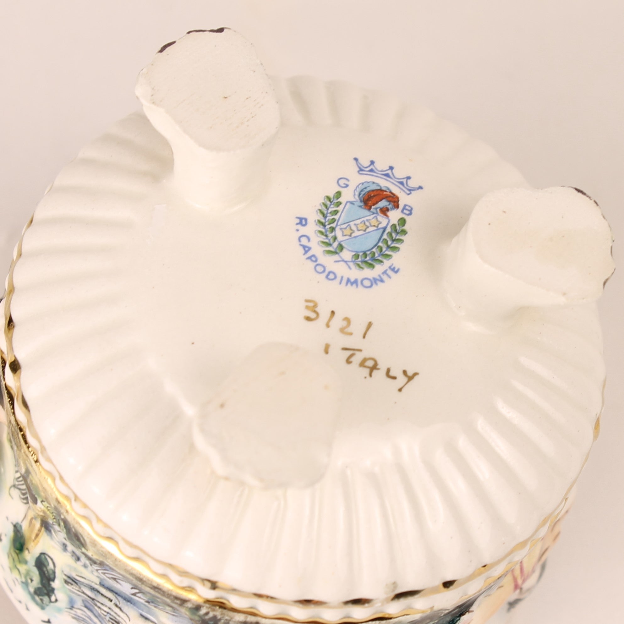 Capodimonte Sierkom met Verguld Interieur en Mythologisch Reliëf – Italië