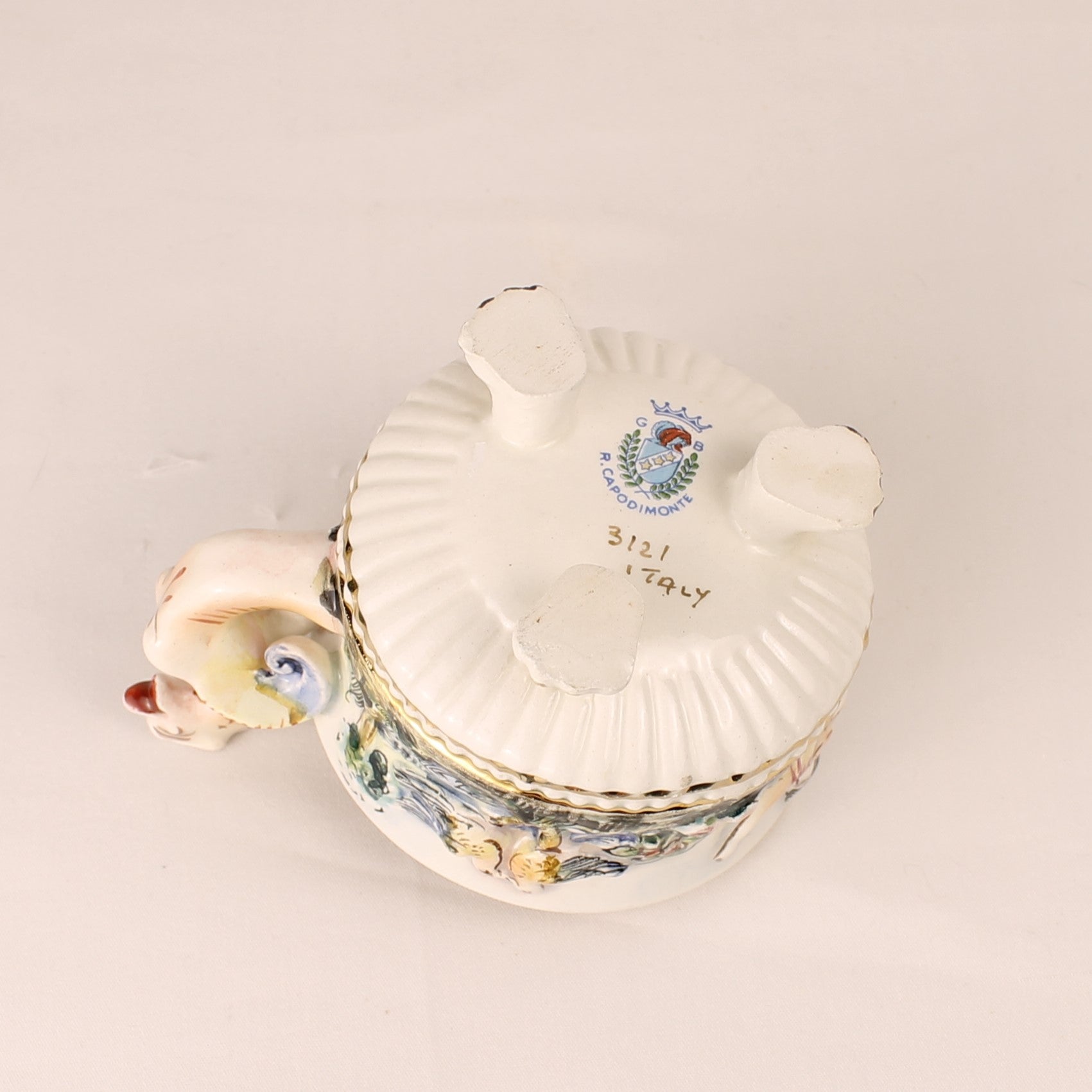 Capodimonte Sierkom met Verguld Interieur en Mythologisch Reliëf – Italië