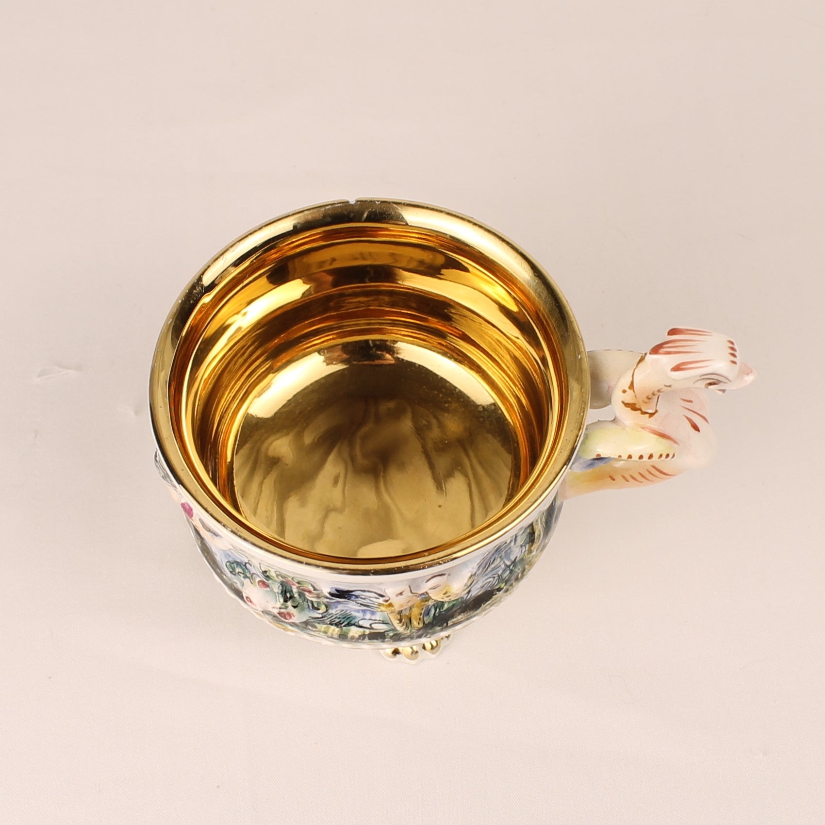 Capodimonte Sierkom met Verguld Interieur en Mythologisch Reliëf – Italië