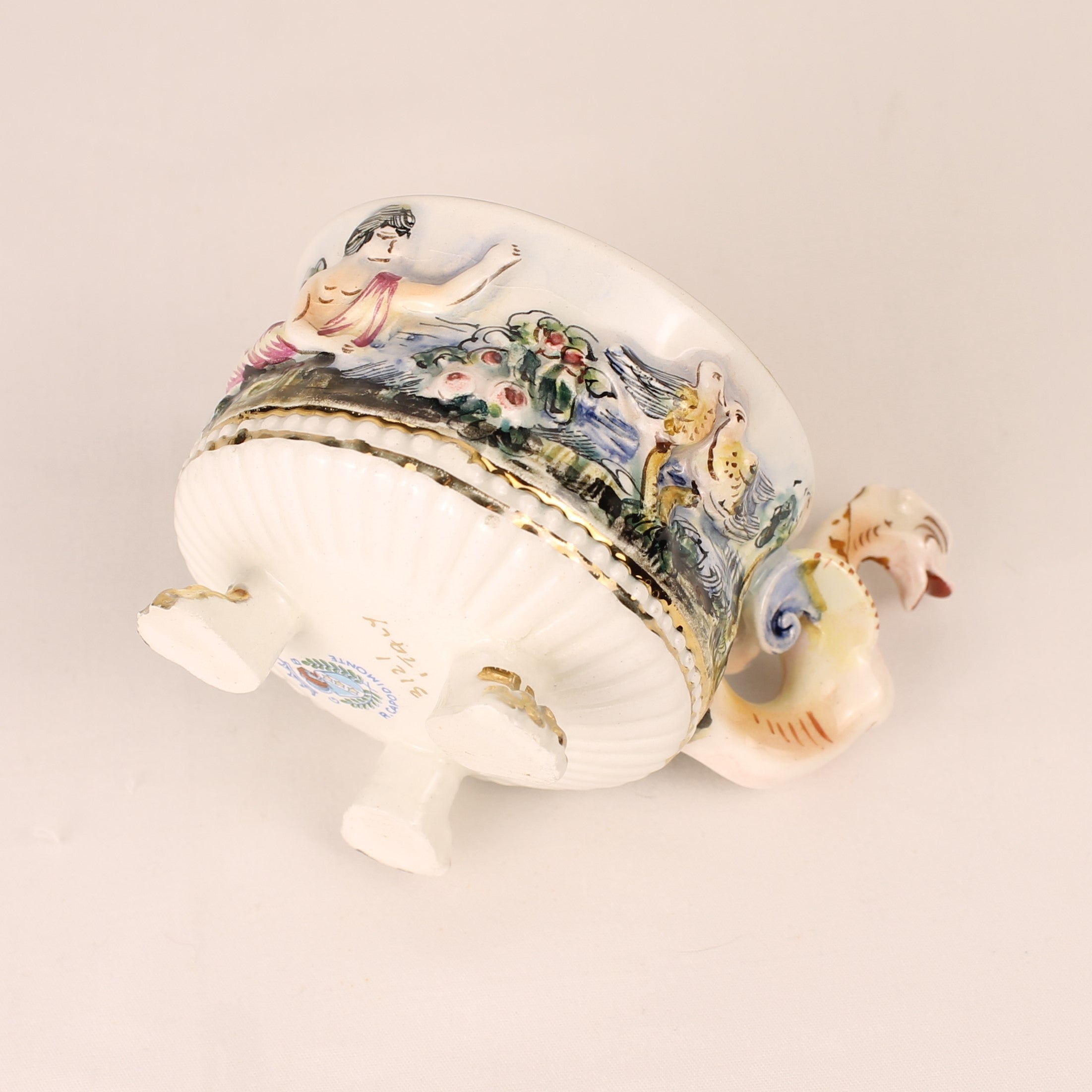 Capodimonte Sierkom met Verguld Interieur en Mythologisch Reliëf – Italië