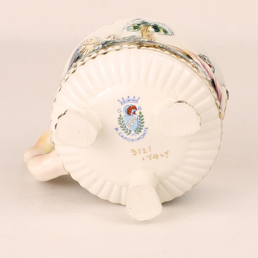 Capodimonte Sierkom met Verguld Interieur en Mythologisch Reliëf – Italië