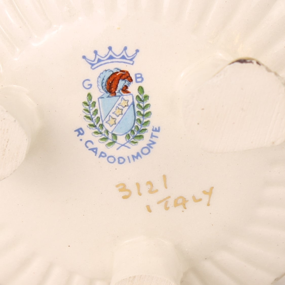 Capodimonte Sierkom met Verguld Interieur en Mythologisch Reliëf – Italië