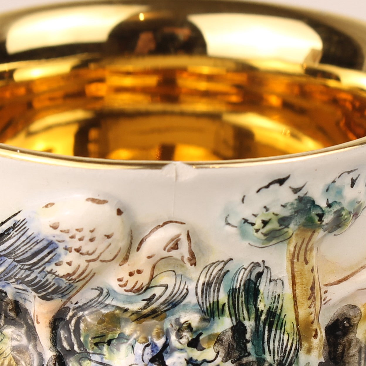 Capodimonte Sierkom met Verguld Interieur en Mythologisch Reliëf – Italië