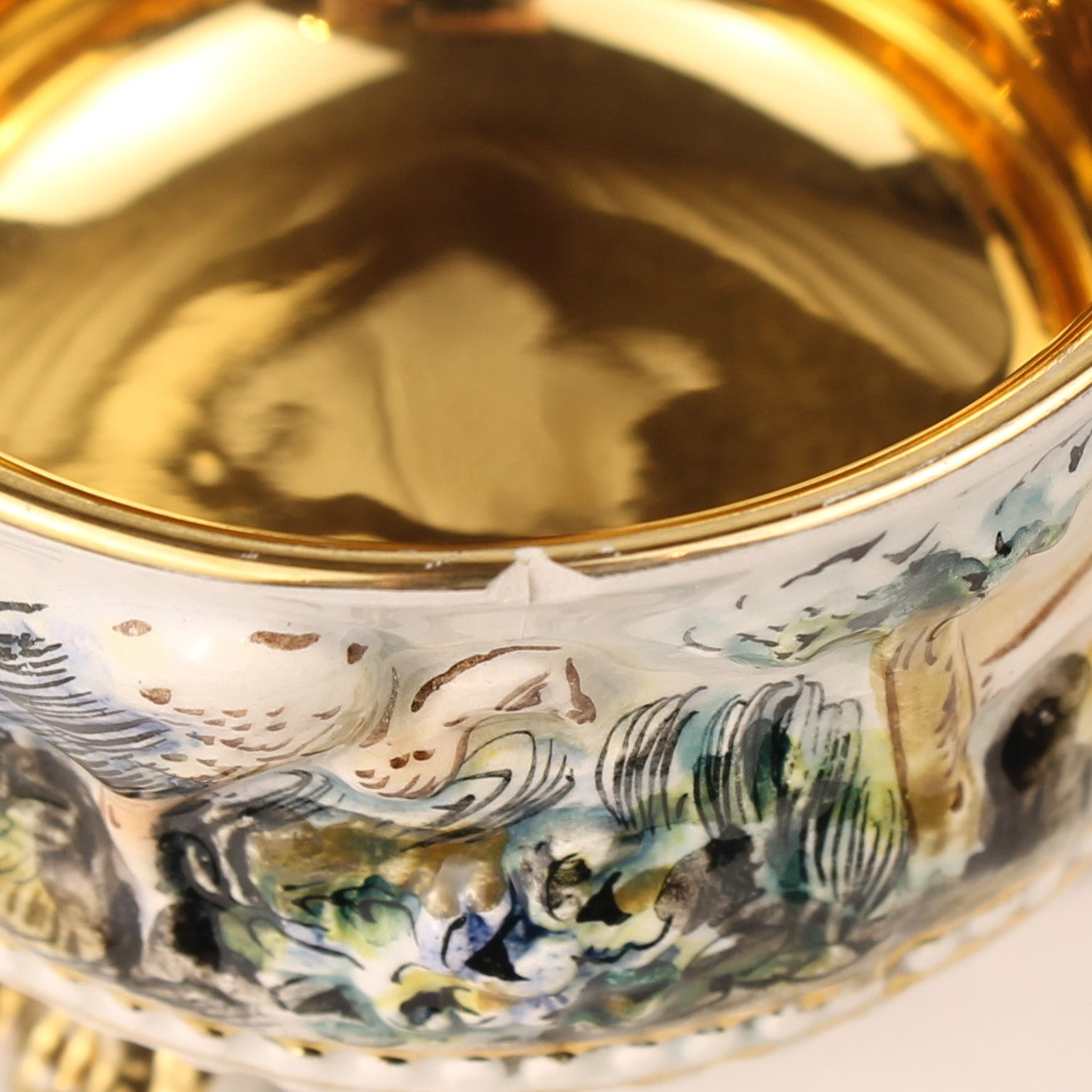 Capodimonte Sierkom met Verguld Interieur en Mythologisch Reliëf – Italië