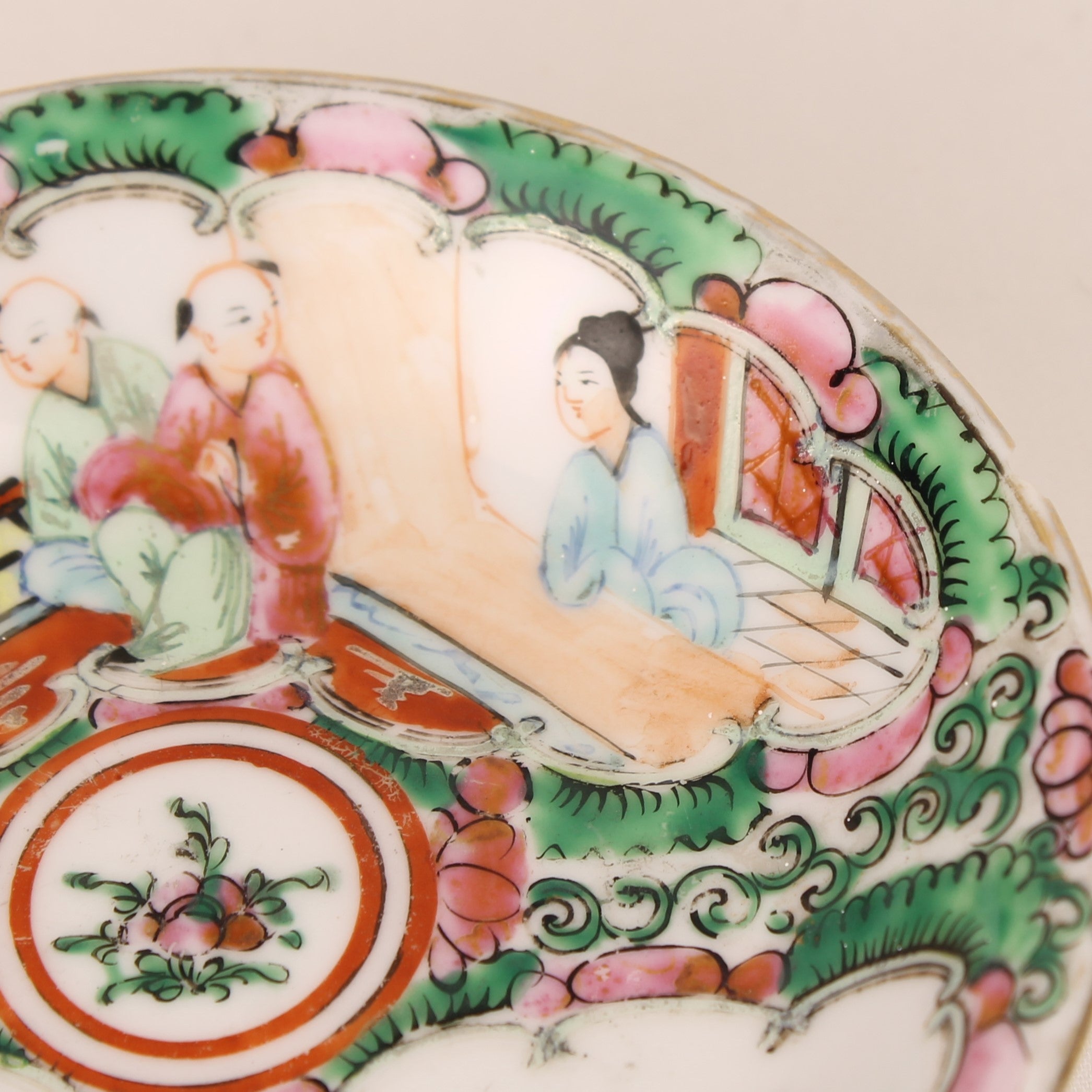 Chinees Famille Rose Bordje met Qianlong Zegelmerk | ca. 1900